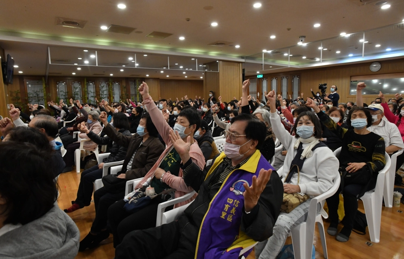 司儀張嘉玲詢問會眾:「在臺北小巨蛋的入經藏演繹,有一句關鍵詞『我願意』,大家願意一起共善做好事助人嗎?」與會大眾紛紛舉起手地說「我願意」。