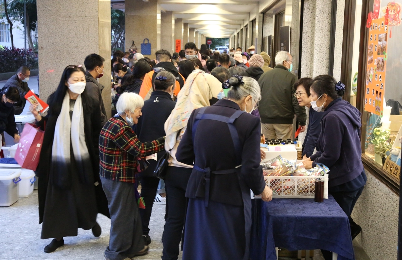 人文走廊的外場體驗區,有蔬果體驗、品茗賞書法、祈福區、手作DIY燈籠和環保酵素,還有衣物惜福區、手工餅乾和素食滷味義賣,共同護持弘法利生。