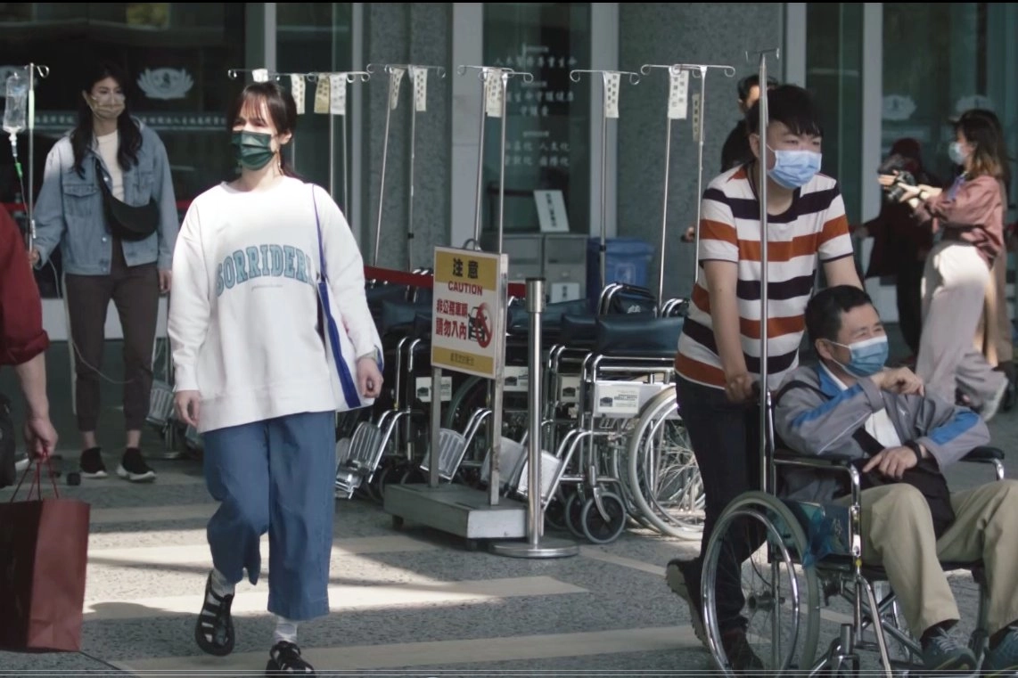 小薰飾演護理師欣妤,在醫院門口看見媒體訪問疫苗施打順序問題