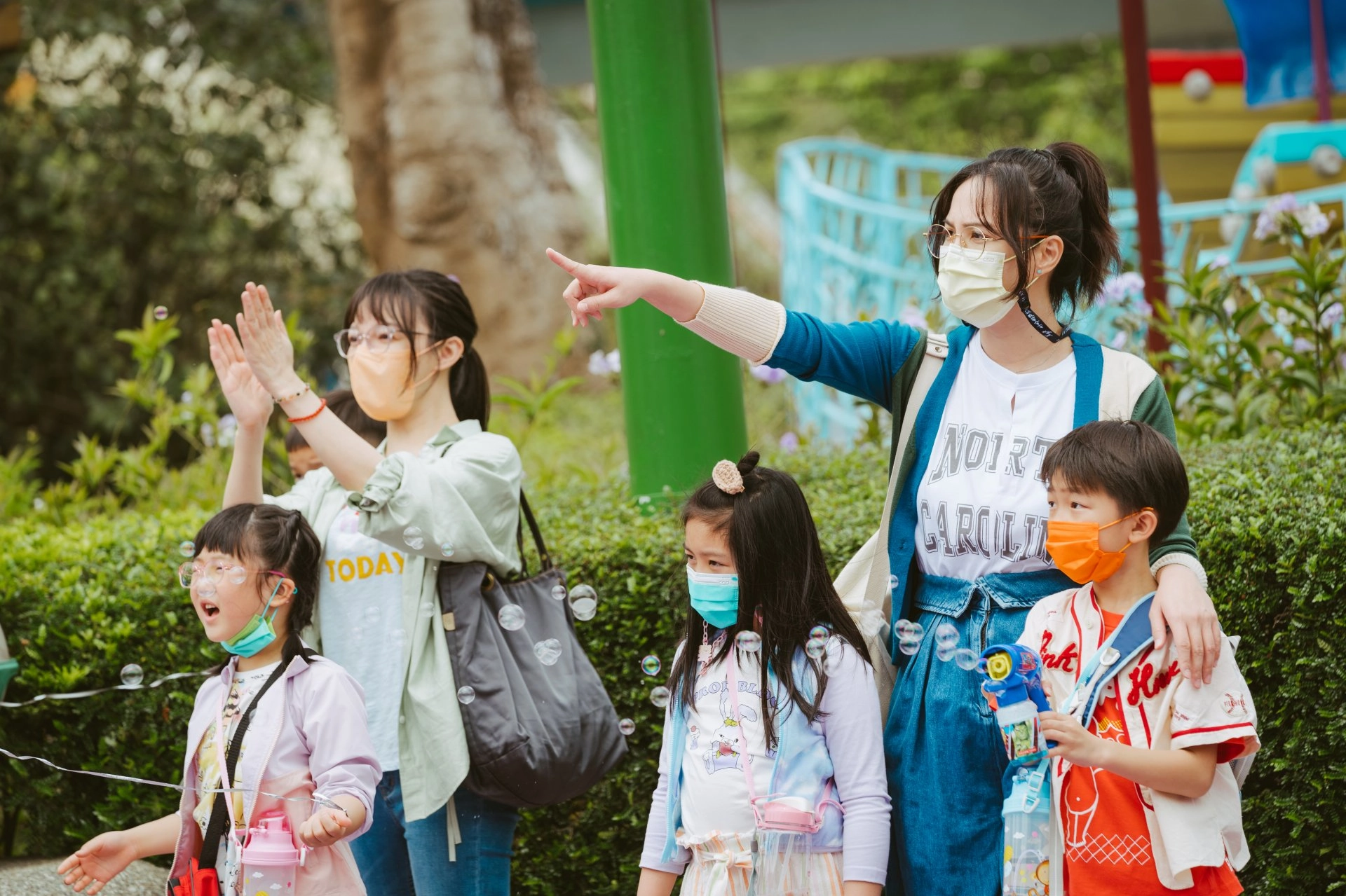 李杏(左)飾佑真,魏蔓(右)飾怡秀,兩人飾演護理師放假帶孩出在遊樂園玩,國際疫情嚴峻。