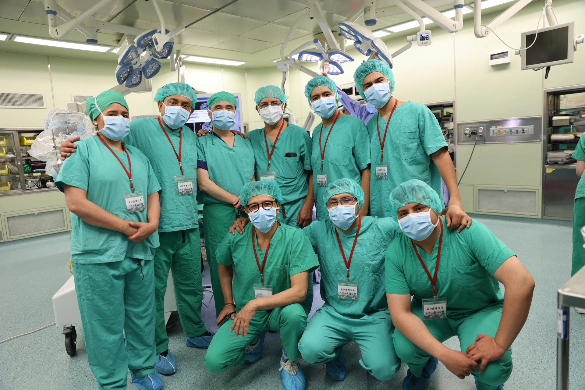 Hospital Arco Iris院長Dr. Yael Cazón Angelo(後排左一)與團隊在手術觀摩結束後,與邱琮朗教授(後排左三)合影。
