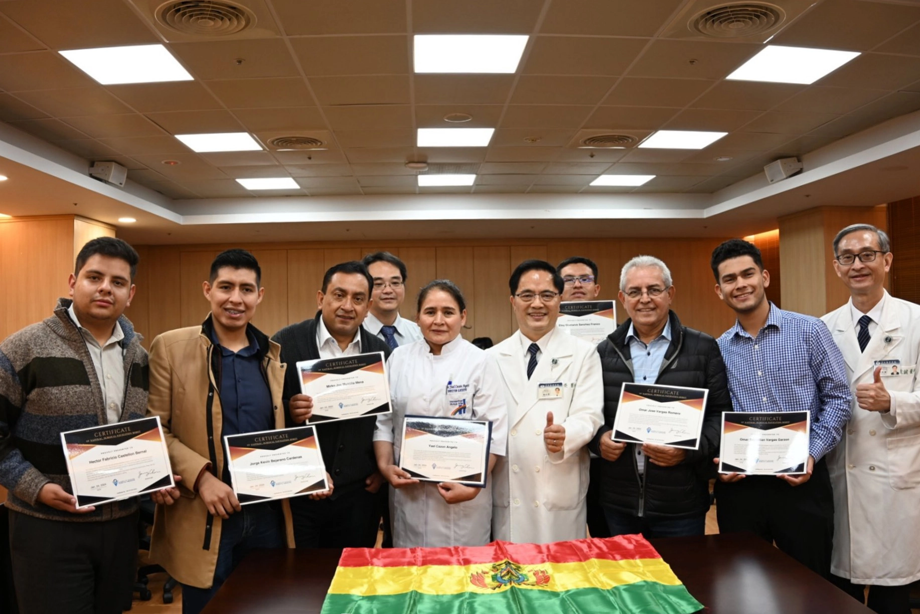 林欣榮院長(前排右四)頒發研習證書給Hospital Arco Iris院長Dr. Yael Cazón Angelo(前排左四)等七位醫師。後排左一為陳階曉執行長,前排右一為花蓮慈院國際醫學中心主任李啟誠。