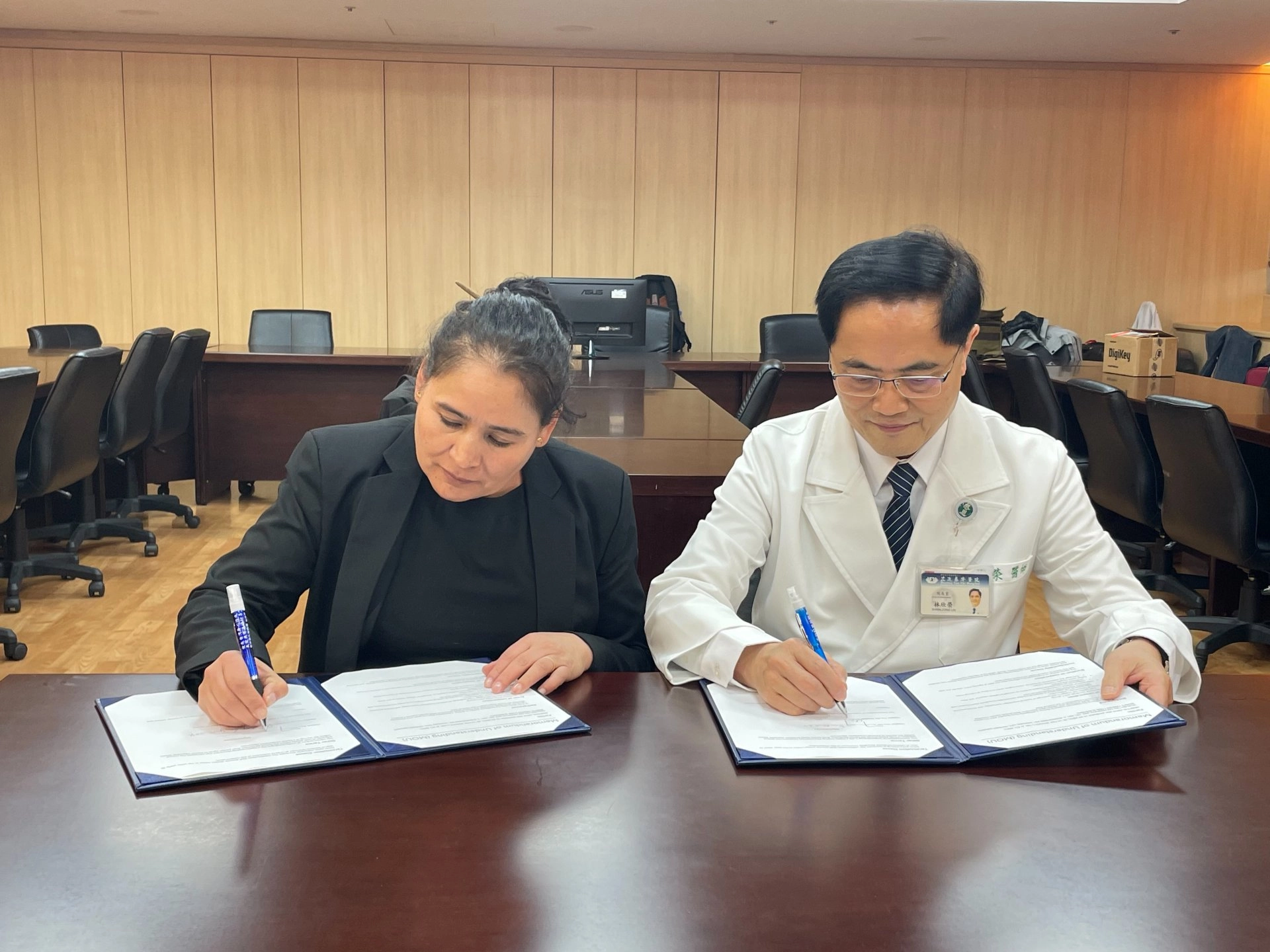 南美洲玻利維亞Hospital Arco Iris代表團遠道花蓮慈濟醫院取經,院長Dr. Yael Cazón Angelo(左)與林欣榮院簽署合作意向書。