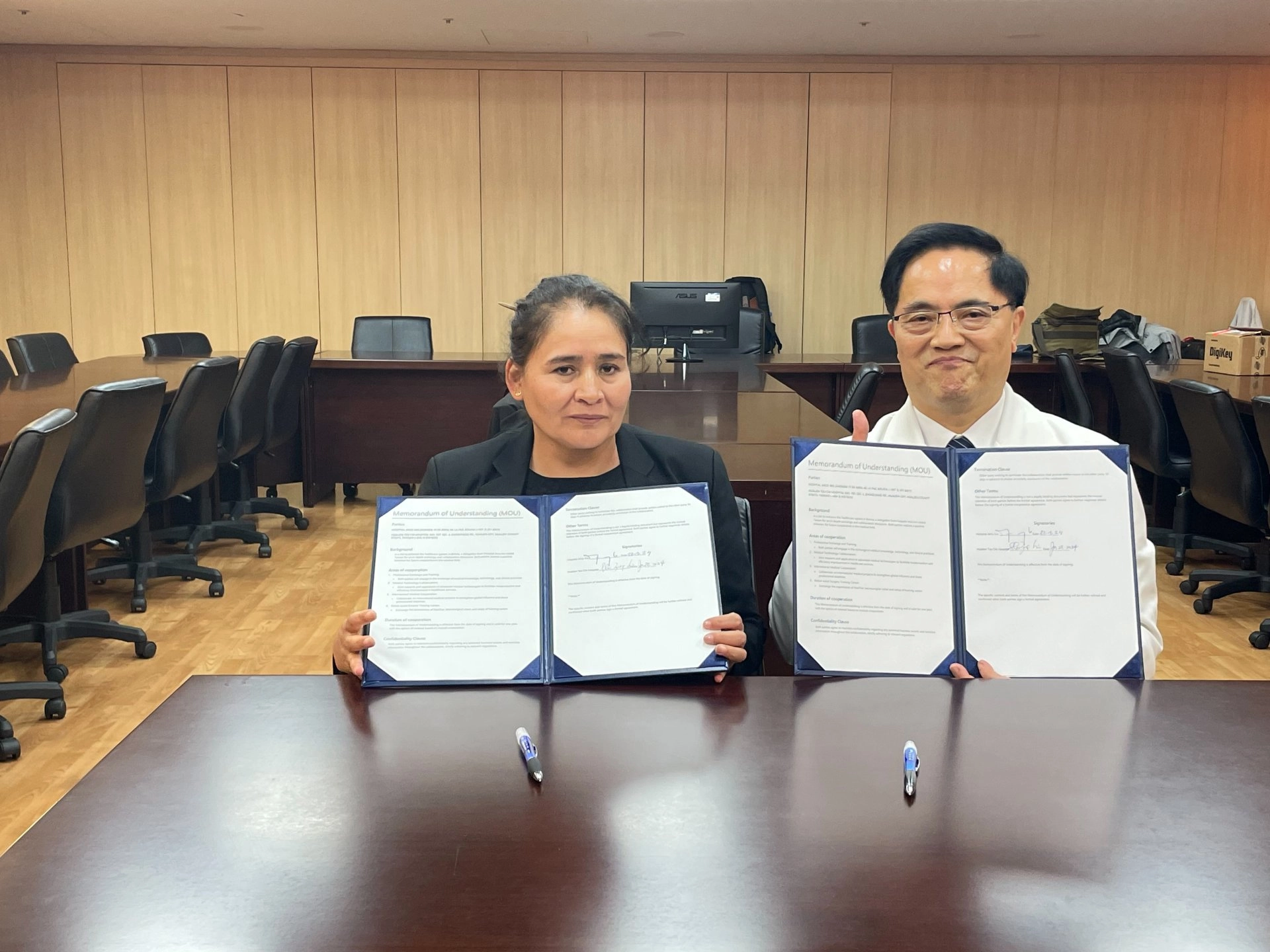南美洲玻利維亞Hospital Arco Iris代表團遠道花蓮慈濟醫院取經,院長Dr. Yael Cazón Angelo(左)與林欣榮院簽署合作意向書。
