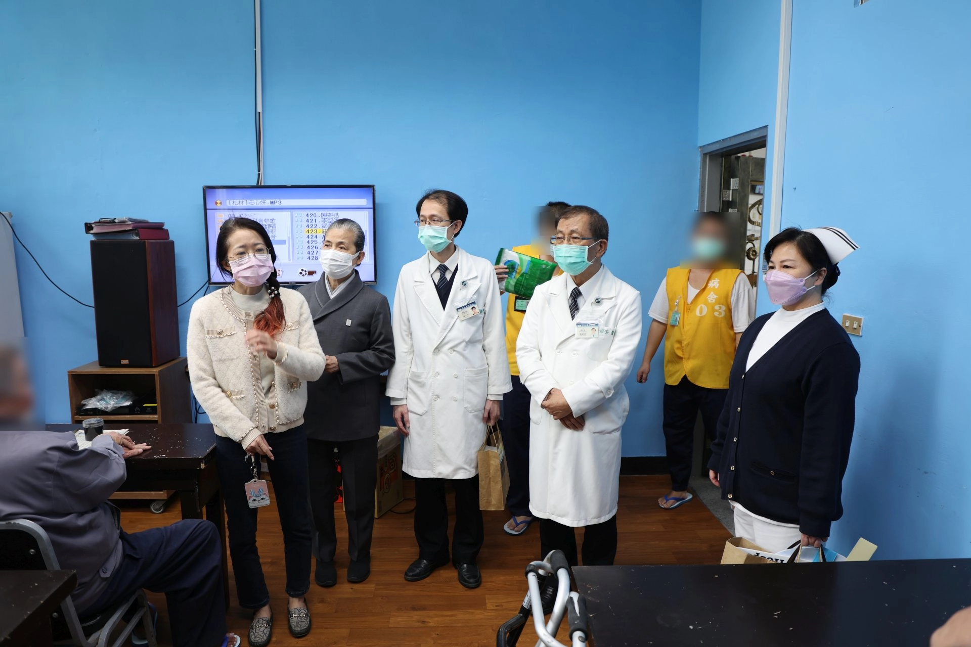 在花蓮慈院志工室主任顏惠美師姐(左二)與花蓮監獄呂護理師的協助牽線下,花蓮慈院吳彬安副院長(前排右二)、慢性腎臟病防治中心主任林于立(左三)、護理部主任鍾惠君(右一)帶著全院同仁的愛心,送暖入花監