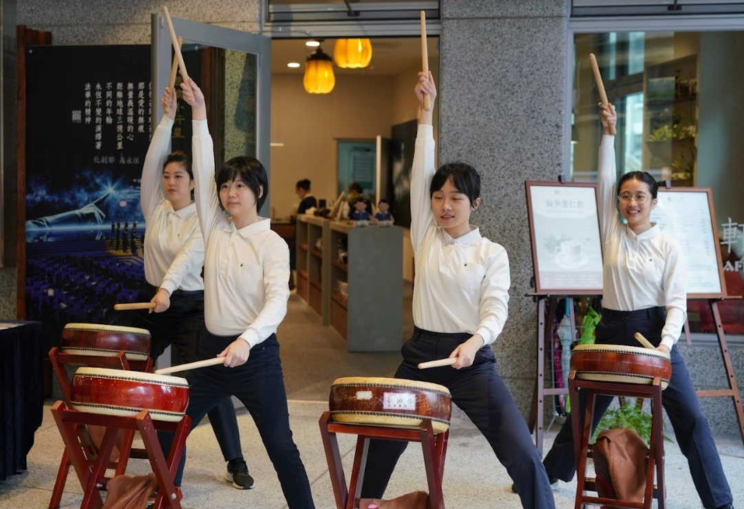 咚咚咚鼓聲響,中正靜思堂入口年輕人鼓隊活力展演。