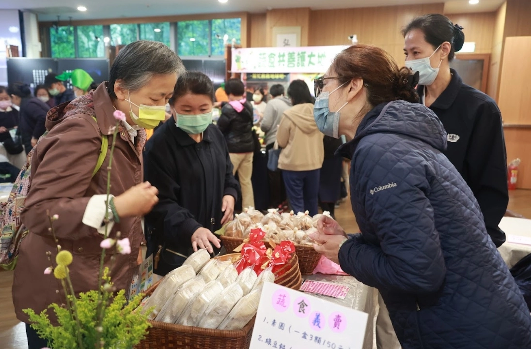 「蔬食義賣區」,香積志工製作多種可口的熟食餐點提供會眾選購,不僅達到勸素也兼利行善的效果。
