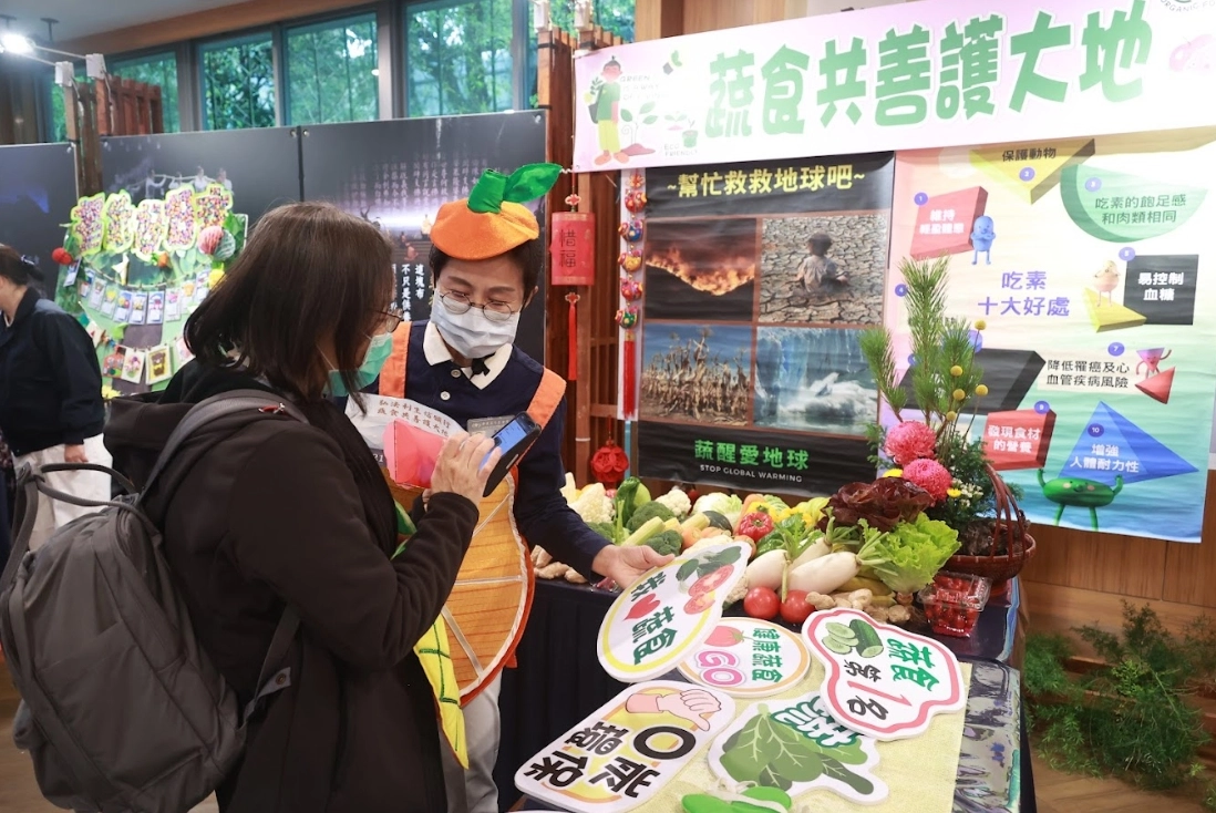 「蔬食共善護大地」由志工COSPLAY各種蔬果的裝扮,紫色葡萄,紅色草莓,綠色蔬菜,蔬食遊戲這一站十分吸睛。
