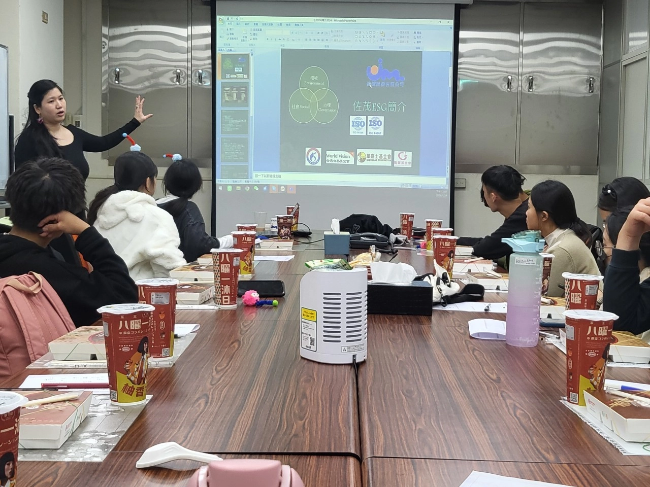 佐茂股份有限公司與台灣世界展望會合作,安排青少年企業參訪,了解電池產業的運用及人才需求。