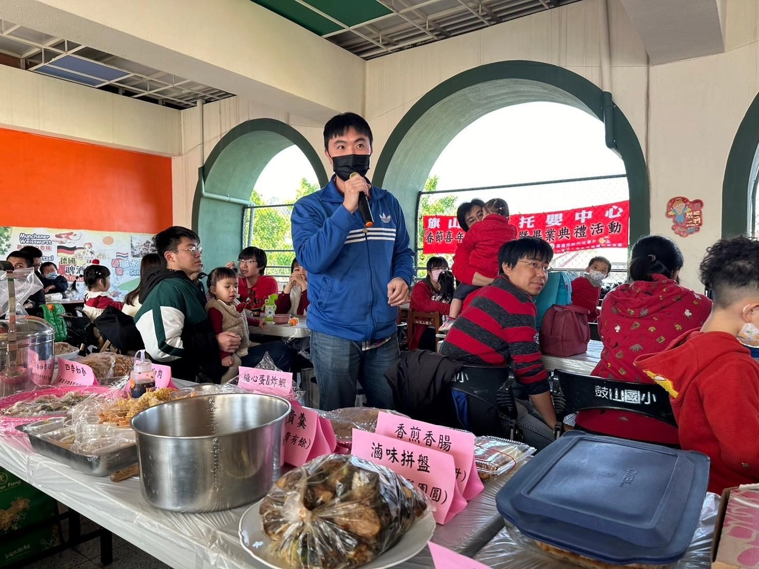 家長每人準備一道菜,並以吉祥話彼此祝賀