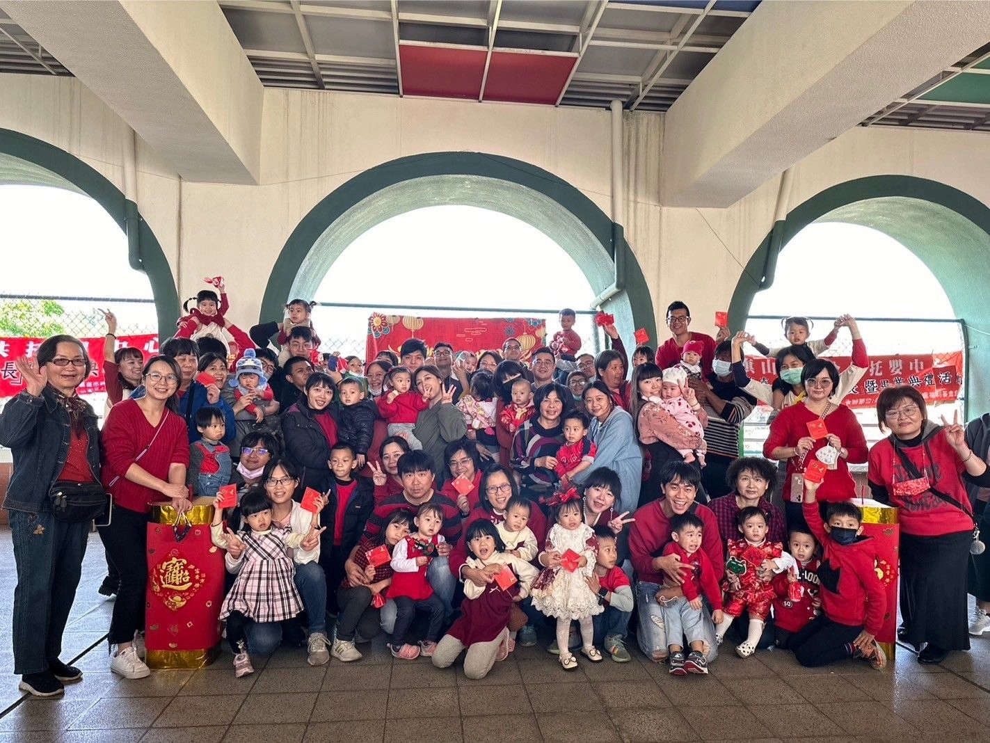 旗山公托寶寶溫馨圍爐,享溫馨年味