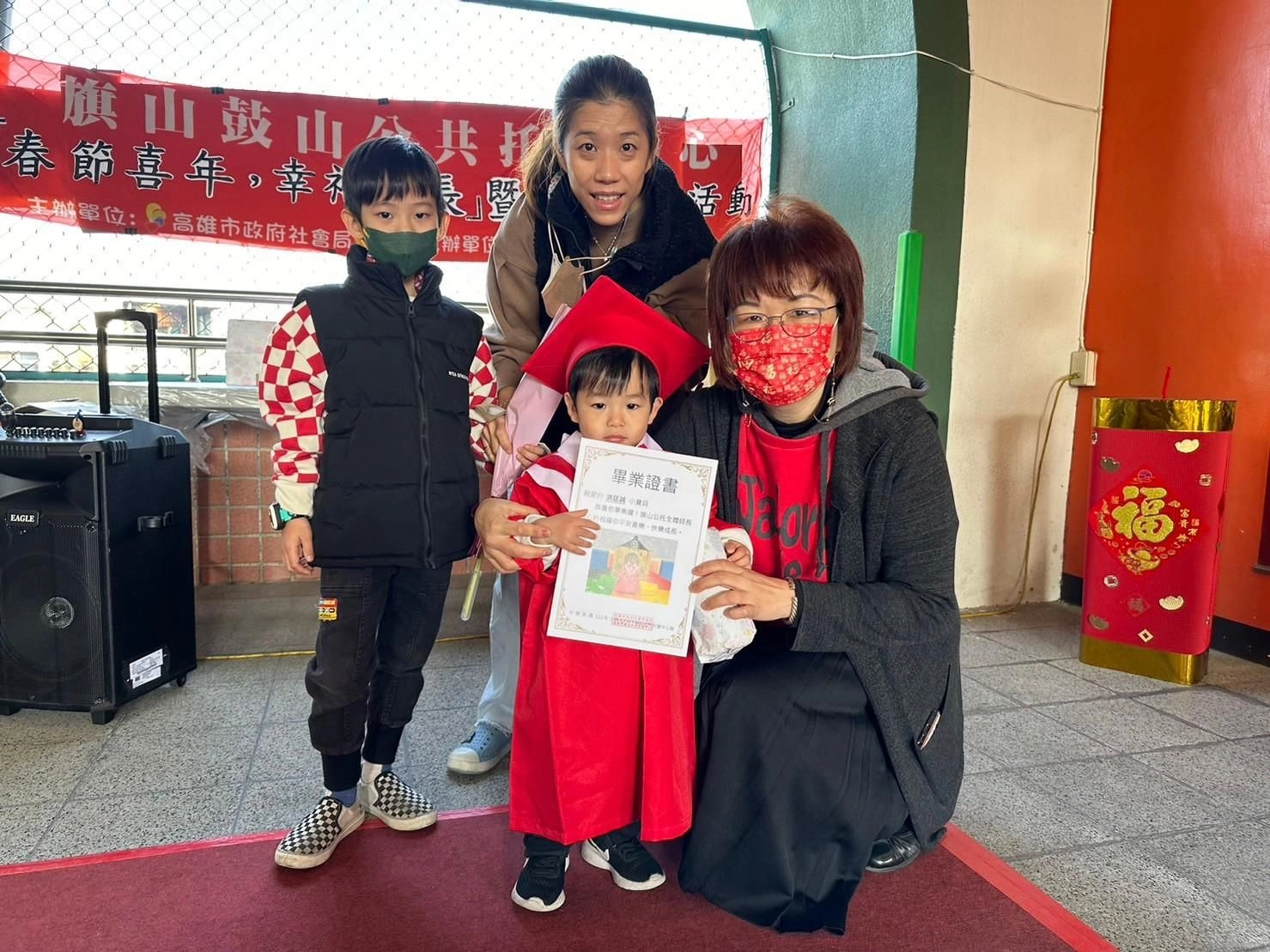 新春畢業典禮,小小寶寶領畢業證書