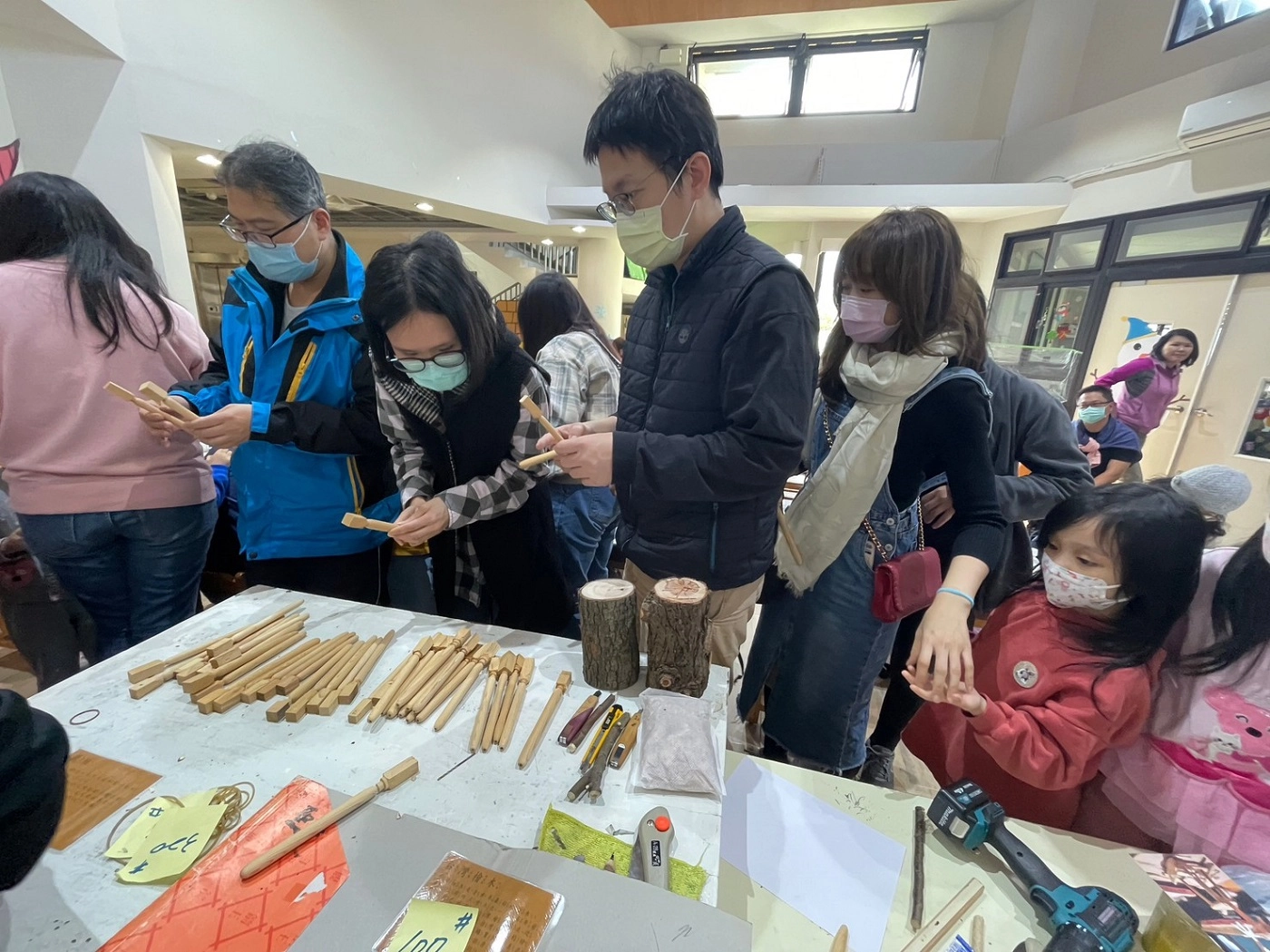 基隆成長非營利社區教保資源中心舉辦DIY親子活動讓親子一同發揮創意與巧思,增進親子。