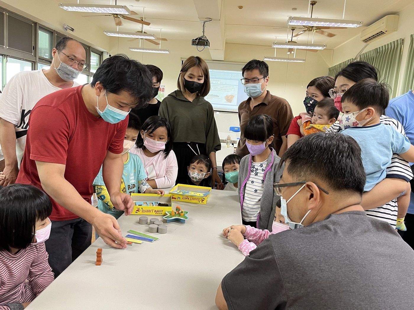 臺南市麻豆社區教保資源中心開放空間及圖書遊具讓社區親子同歡,減少3C產品的使用。