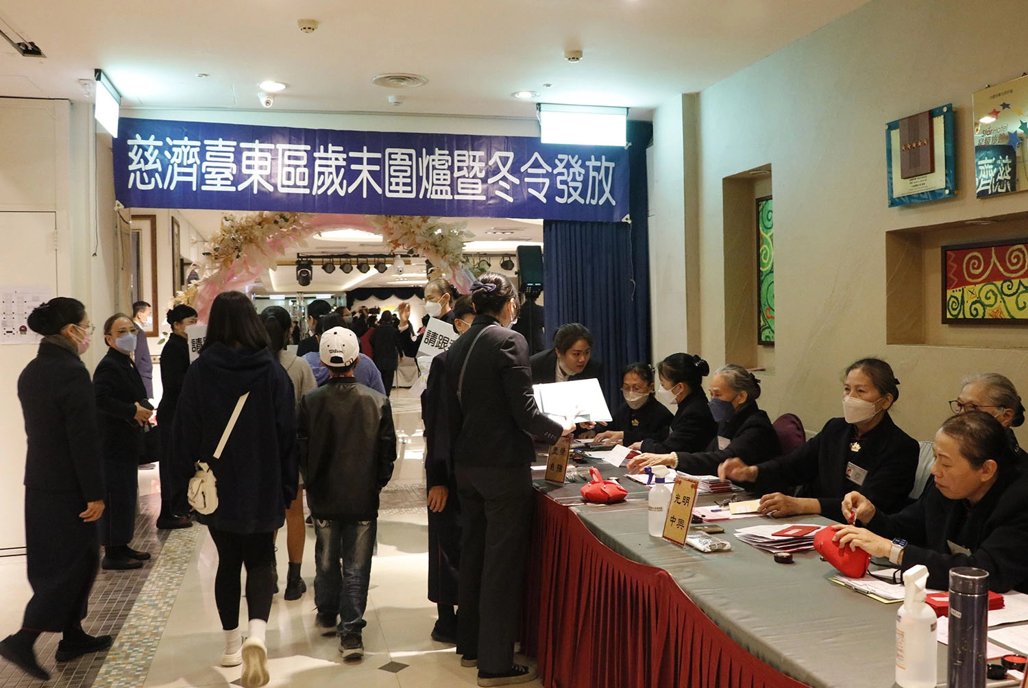 慈濟臺東聯絡處本年度共發放951戶,1月28日席開50桌,邀請慈濟照顧戶到娜路彎飯店提前圍爐。(圖為慈濟基金會提供)