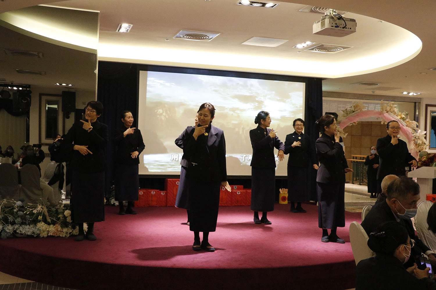 慈濟臺東1月28日舉辦冬令發放及圍爐活動,與慈濟照顧戶一起圍爐。(圖為慈濟基金會提供)