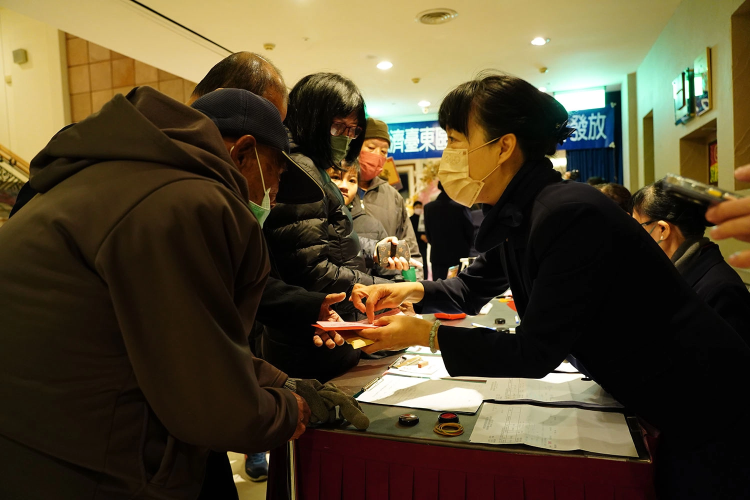 慈濟臺東聯絡處本年度共發放951戶,1月28日席開50桌,邀請慈濟照顧戶到娜路彎飯店提前圍爐。(圖為慈濟基金會提供)