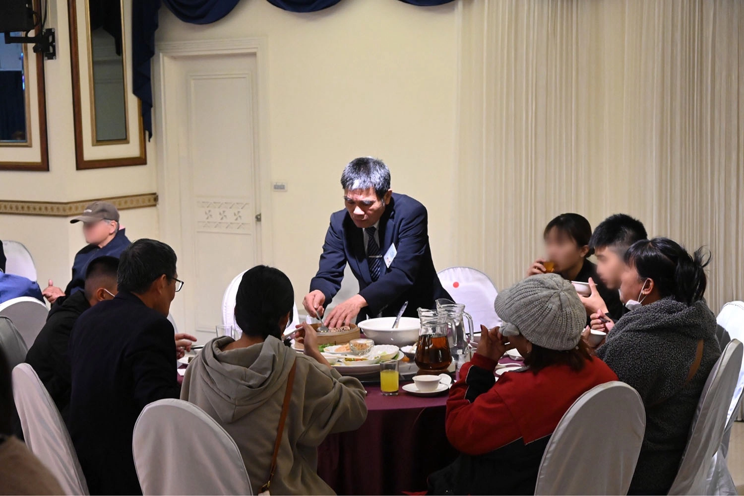 慈濟臺東聯絡處本年度共發放951戶,1月28日席開50桌,邀請慈濟照顧戶到娜路彎飯店提前圍爐。(圖為慈濟基金會提供)