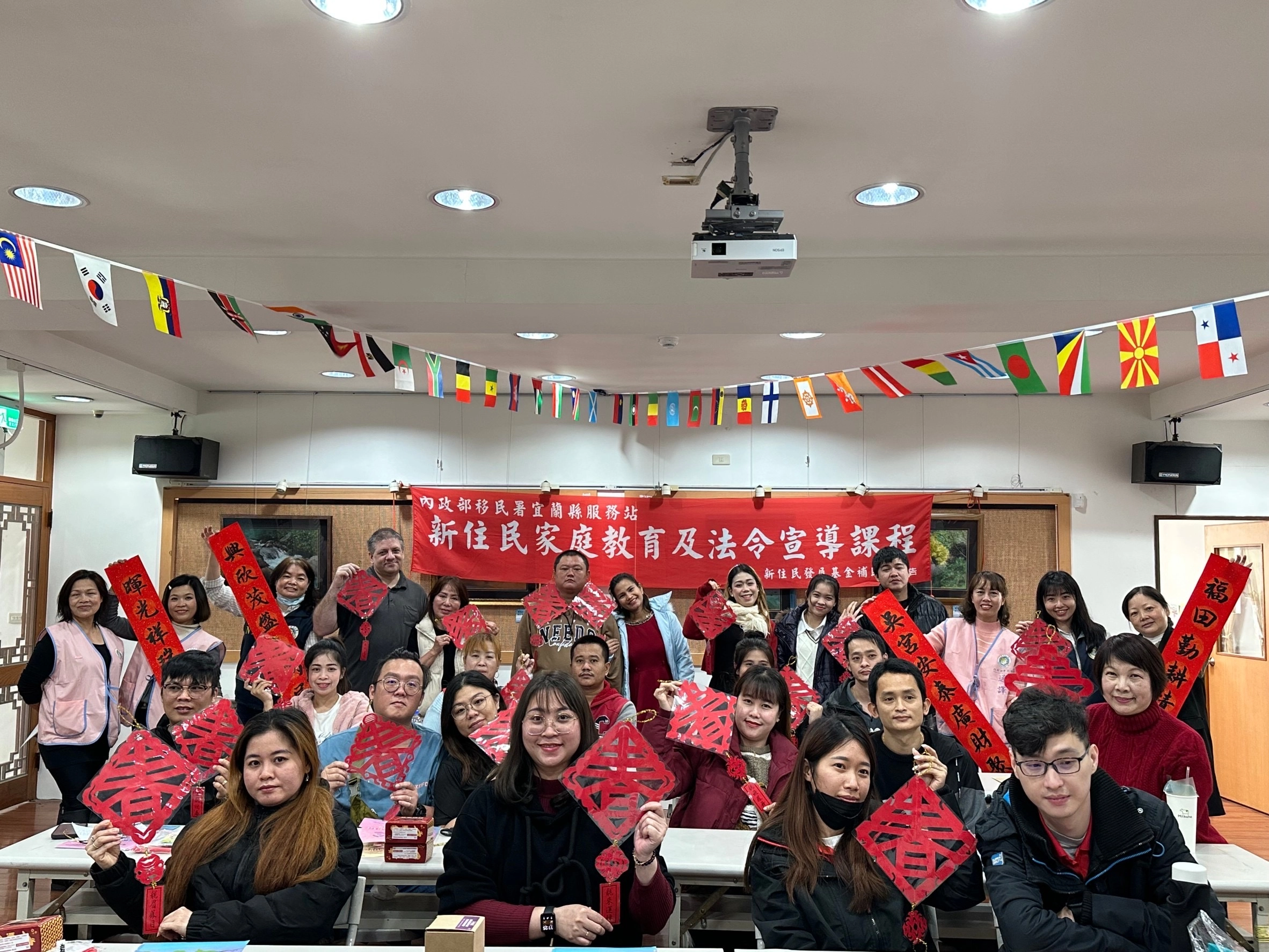 移民署偕宜蘭新住民以春聯吊飾迎新春