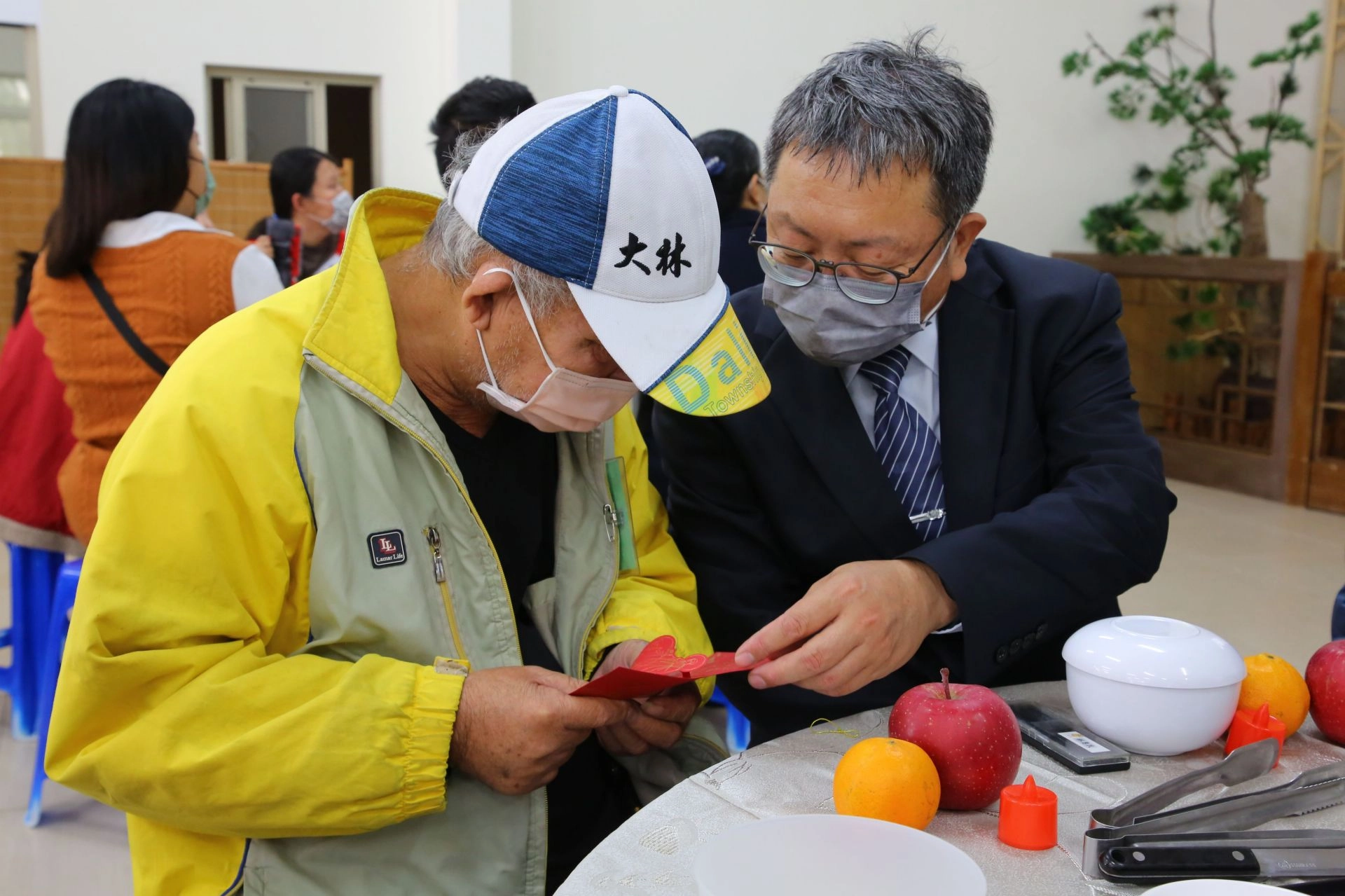 嘉義慈濟舉辦「冬令發放暨歲末圍爐活動」,圖為1月21日慈濟大林環保站場次。