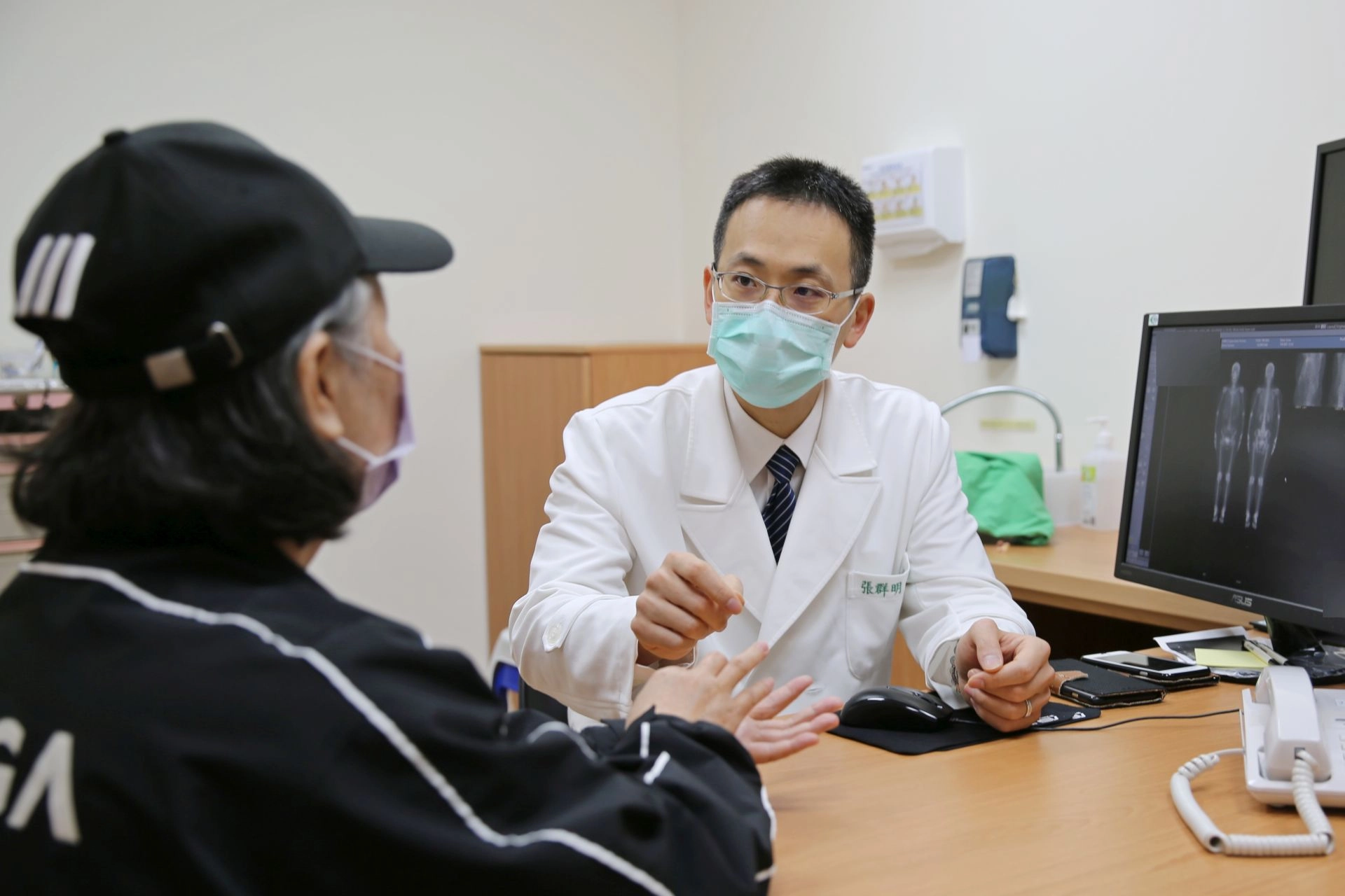 張群明主任表示,隨著新藥物不斷研發和推出,已有越來越多藥物可治療與控制乳癌進展,花蓮慈院乳醫中心結合先進的設備和專業人才,讓病患來院就醫能獲得良好服務與最佳的治療。