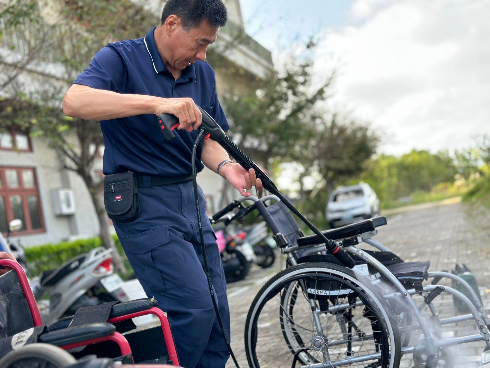 林永軒從拿槍打擊罪犯的人民保姆,進而成為拿起水柱噴槍清消及維修輔具的志工。
