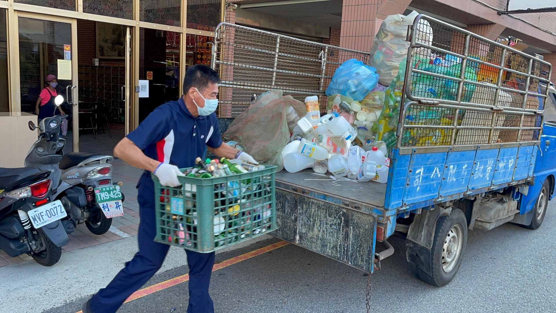除了輔具團隊的勤務,平時林永軒也會開著環保車與志工到社區大樓進行資源回收。
