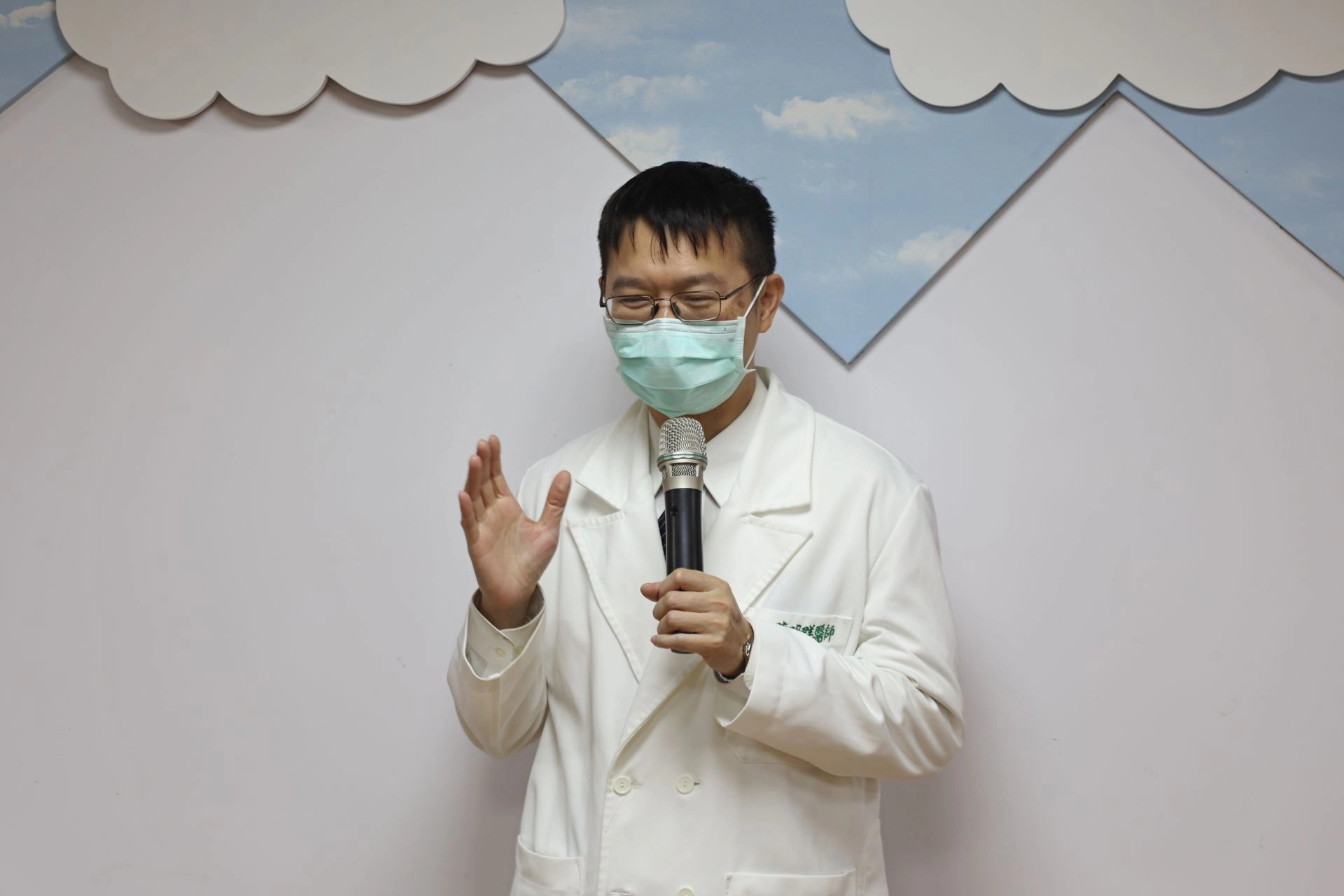 兒科病房主任陳明群表示,近期在急、門診已出現越來越多感染腺病毒或流感病毒的孩子,提醒爸爸媽媽務必多加注意孩子的健康狀況。