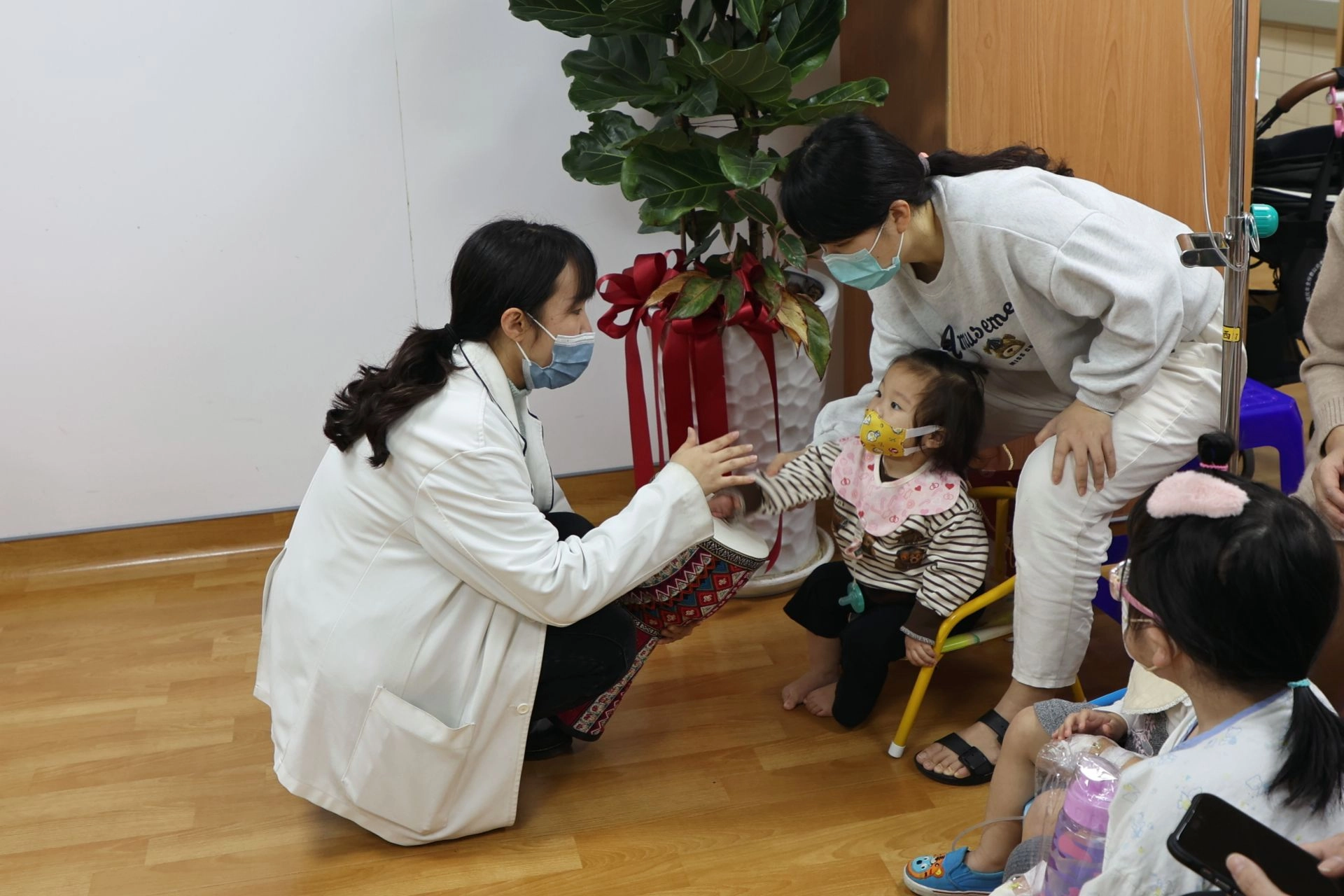 音樂治療師利用手拍鼓、彩鐘、吉他、鈴鼓等樂器,與小朋友一起敲鑼打鼓趕年獸,感受年節將到的熱鬧氣氛。