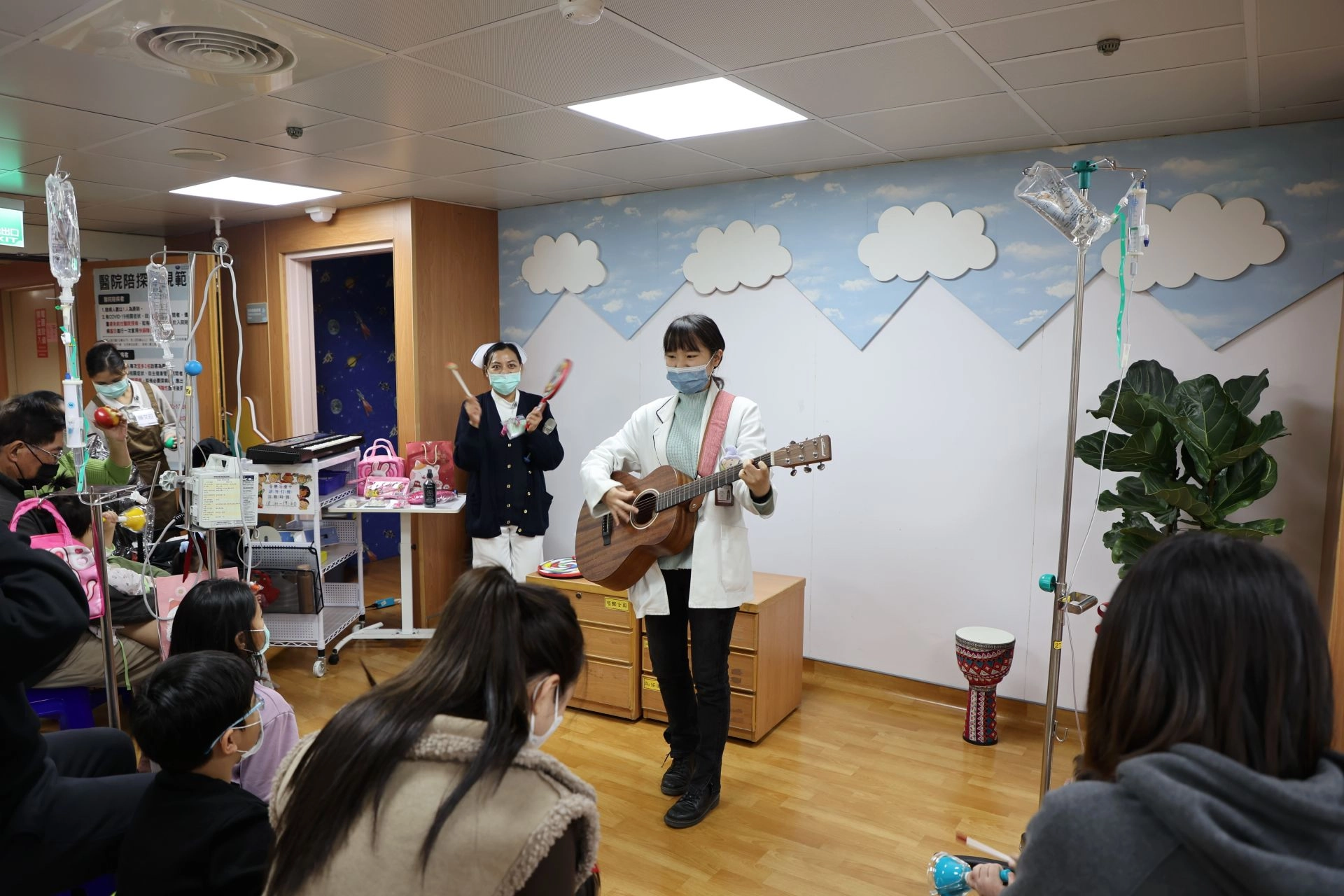 音樂治療師利用手拍鼓、彩鐘、吉他、鈴鼓等樂器,與小朋友一起敲鑼打鼓趕年獸,感受年節將到的熱鬧氣氛。