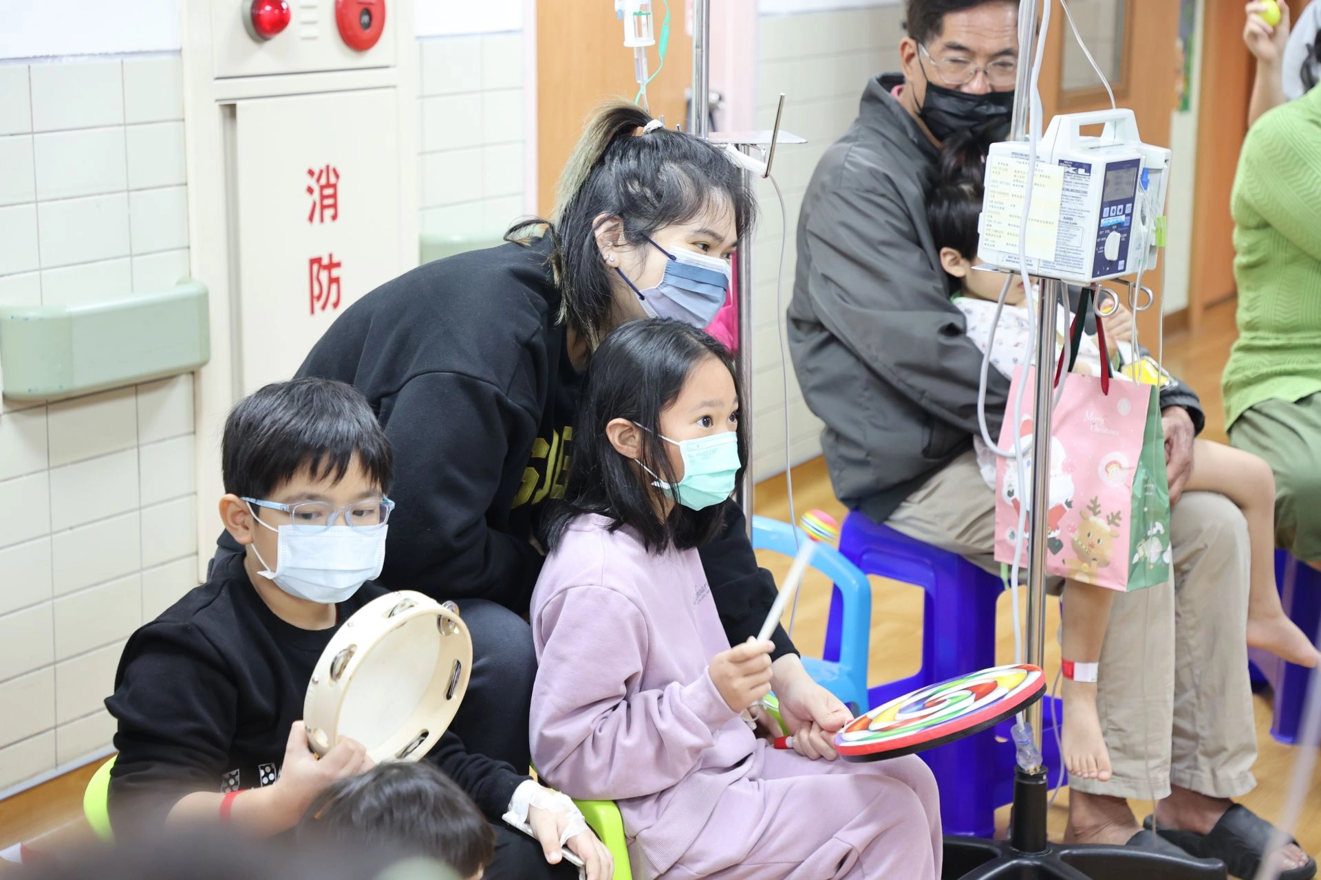 音樂治療師利用手拍鼓、彩鐘、吉他、鈴鼓等樂器,與小朋友一起敲鑼打鼓趕年獸,感受年節將到的熱鬧氣氛。