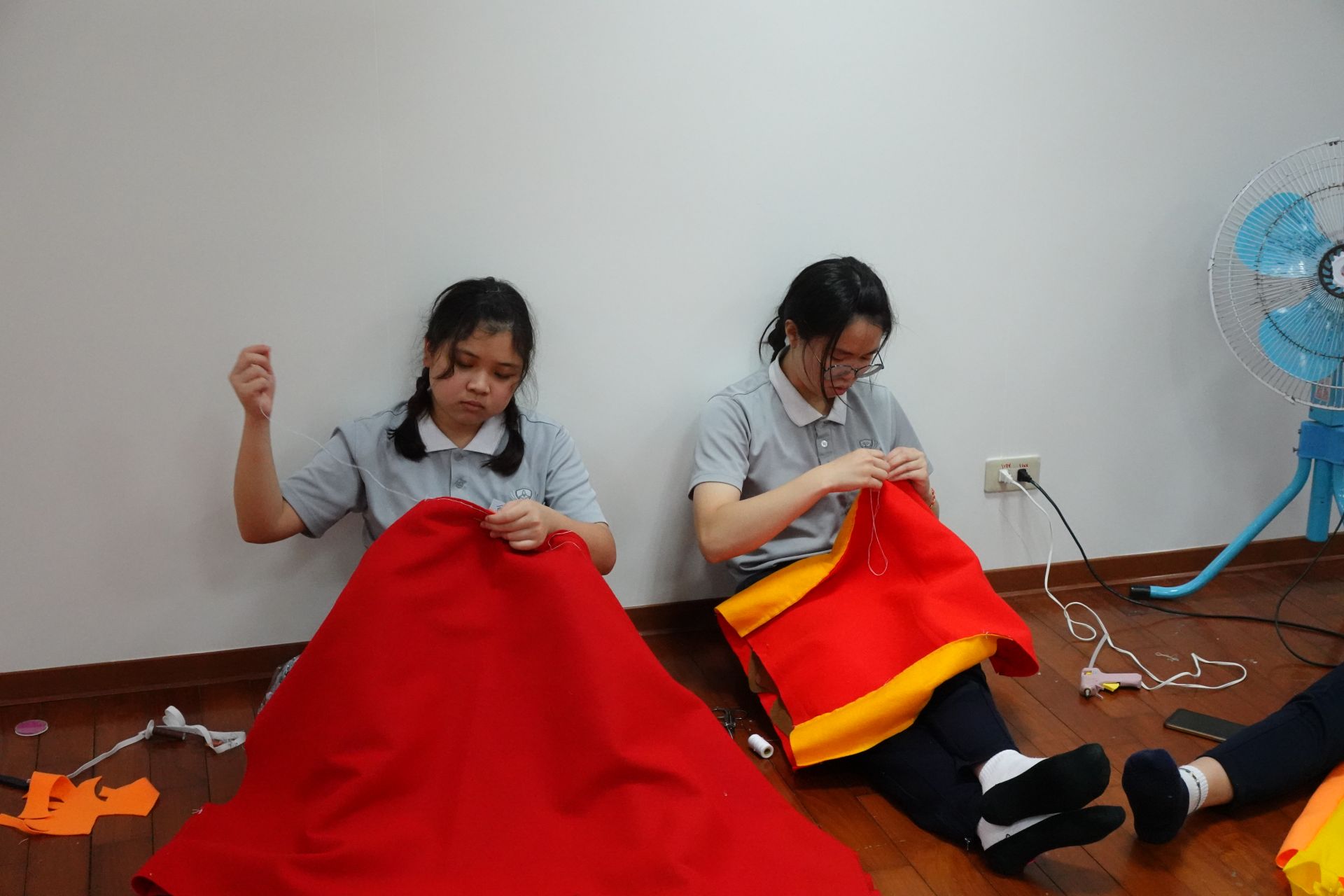 不論是手縫服裝、製作道具等,全都不假他人之手。
