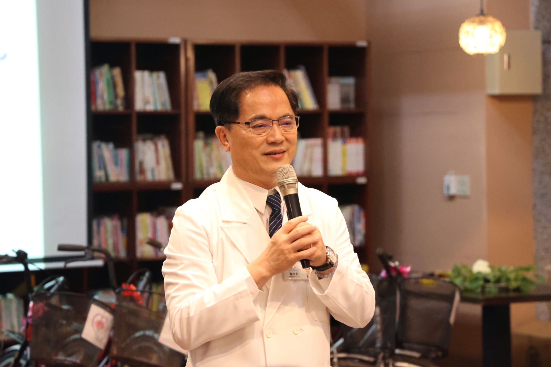 花蓮慈院院長林欣榮感恩有這群護佐人力加入慈濟,協助臨床輔助照護工作,緩解病房護理師的壓力。