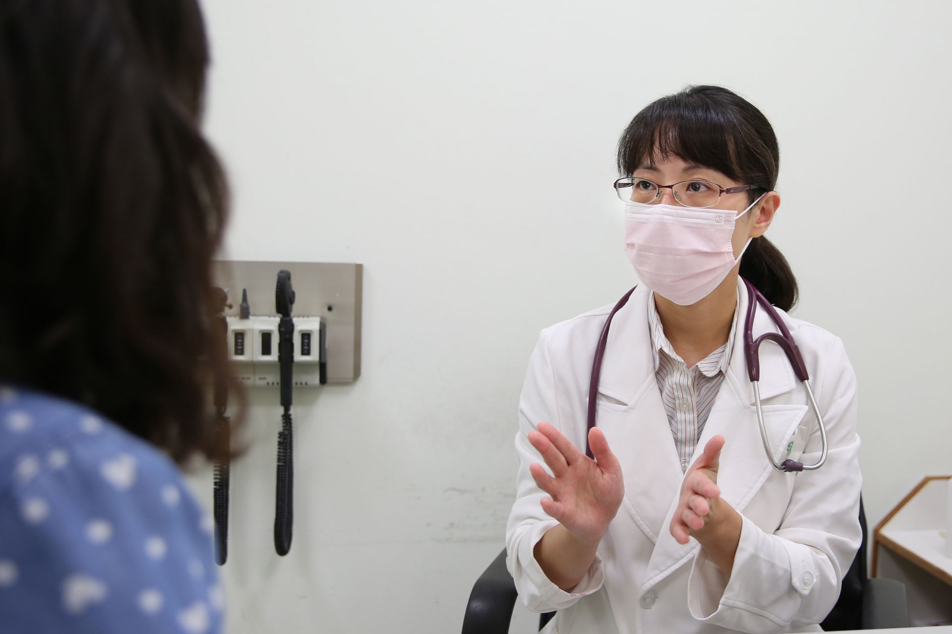 花蓮慈濟醫院感染科主任黃妙慧呼籲民眾,要落實防蚊措施,並且帶家中適齡的孩童接種日本腦炎疫苗,預防日本腦炎帶來的影響。