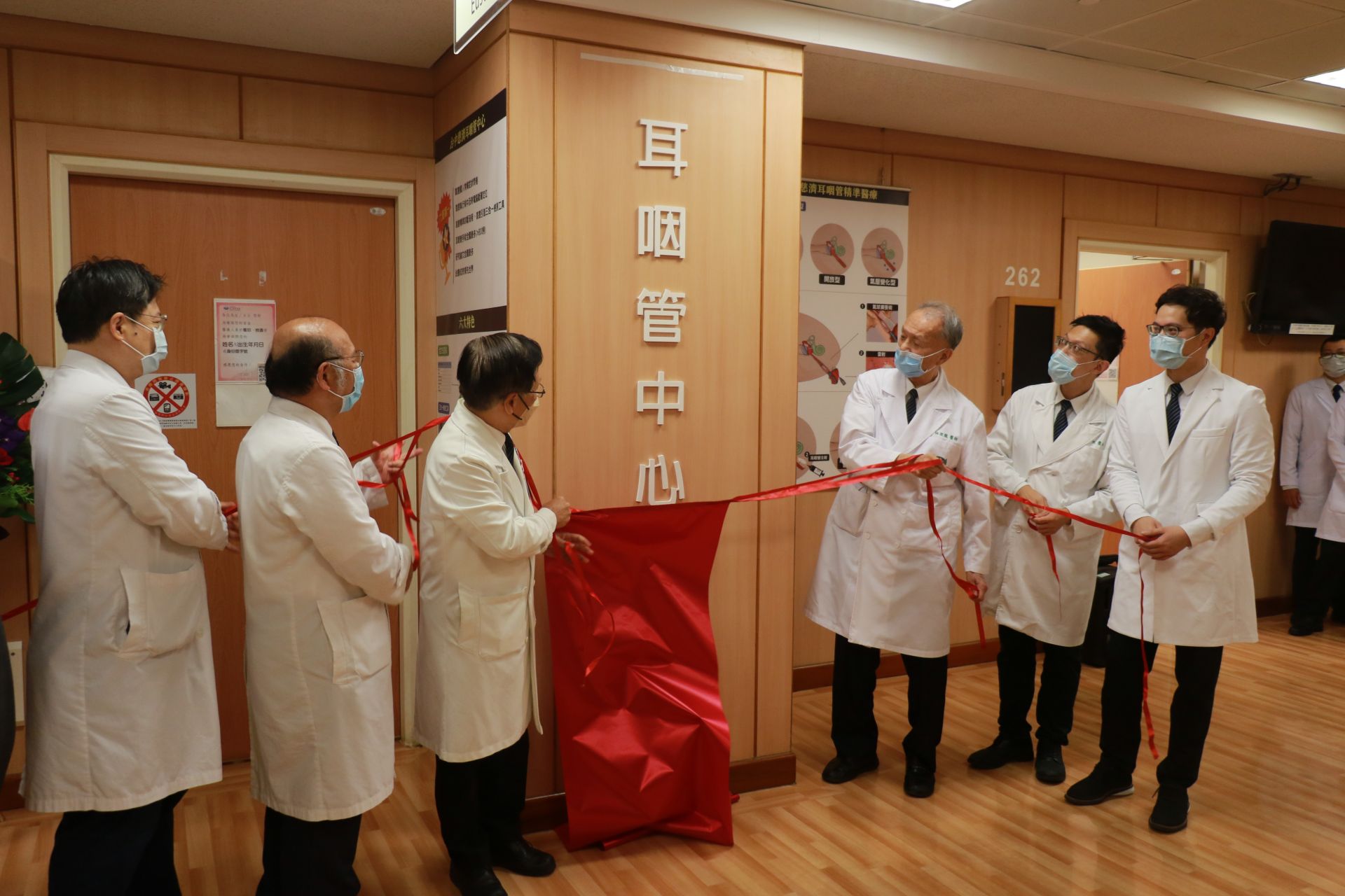 林俊龍執行長(右三)、簡守信院長(左三)、許權振副院長(左二)、邱國樑副院長(左一)、周一帆主任(右二)、謝承祐主任(右一)共同為耳咽管中心揭牌啟用。