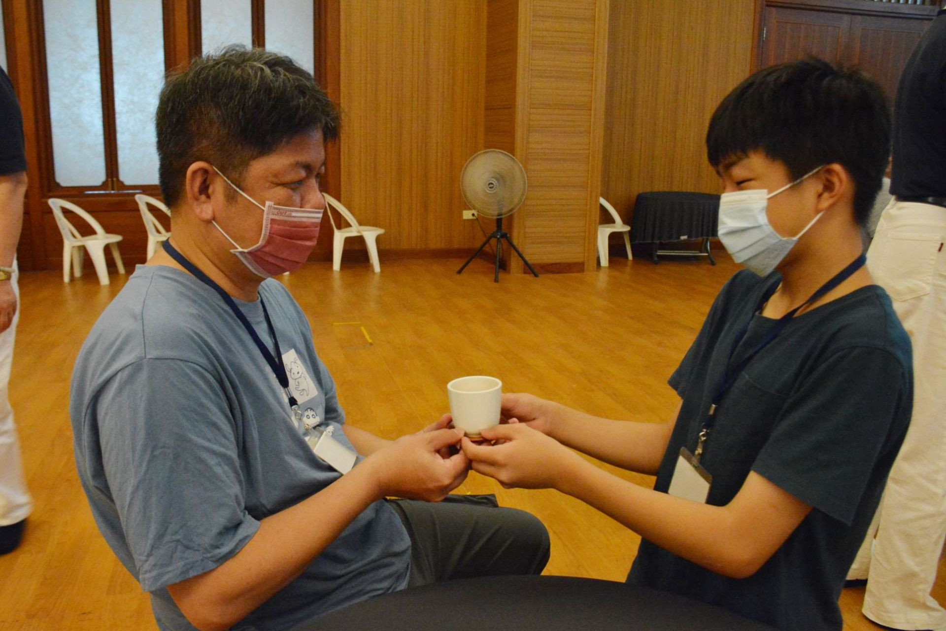 家長林銘將第一次參與奉茶，心情覺得很悸動，感受孩子長大了。