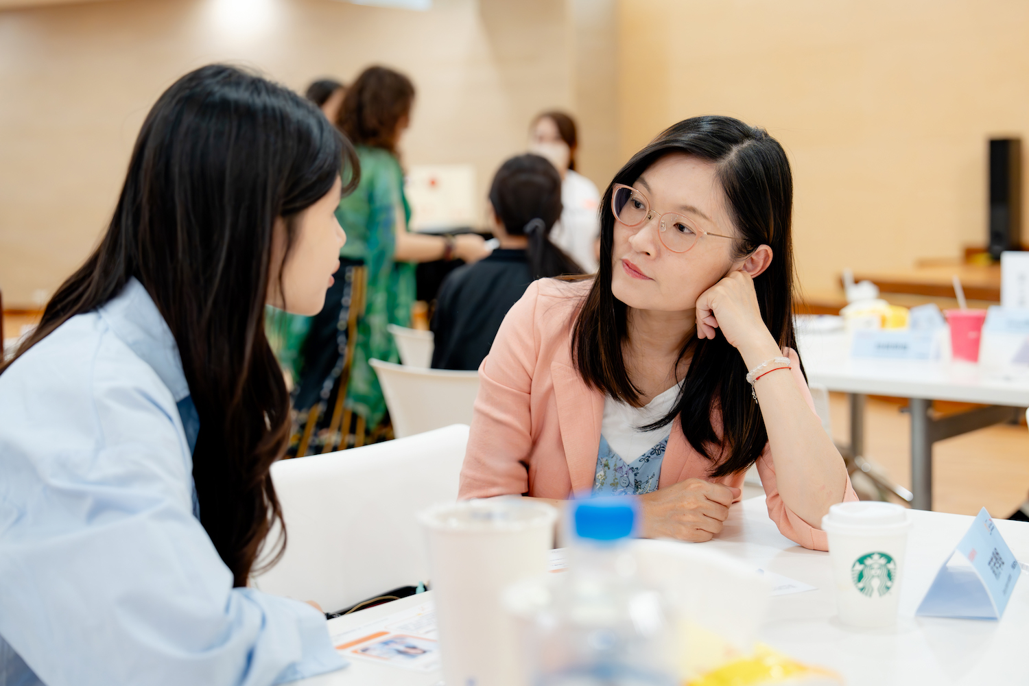「女孩圓夢計畫」計畫將執行一年,女孩先必須提報夢想計畫,規劃夢想的執行預算、方式與預期成果,學姐也將帶著女孩進行多次的交流授課與互動。圖為學姐女孩交流。