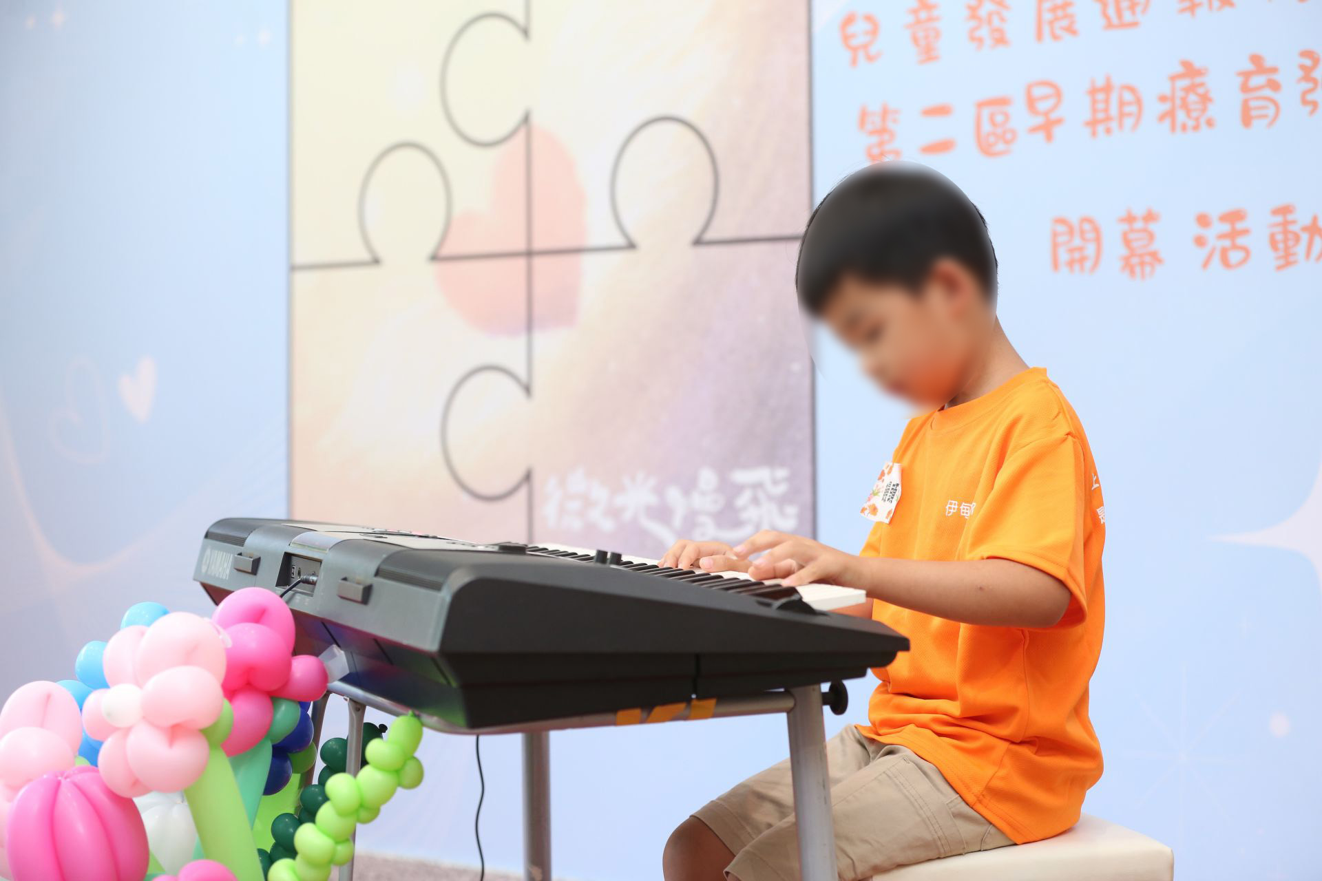 7歲的視障鋼琴小王子「饅頭」帶來精采感人的開場演奏。