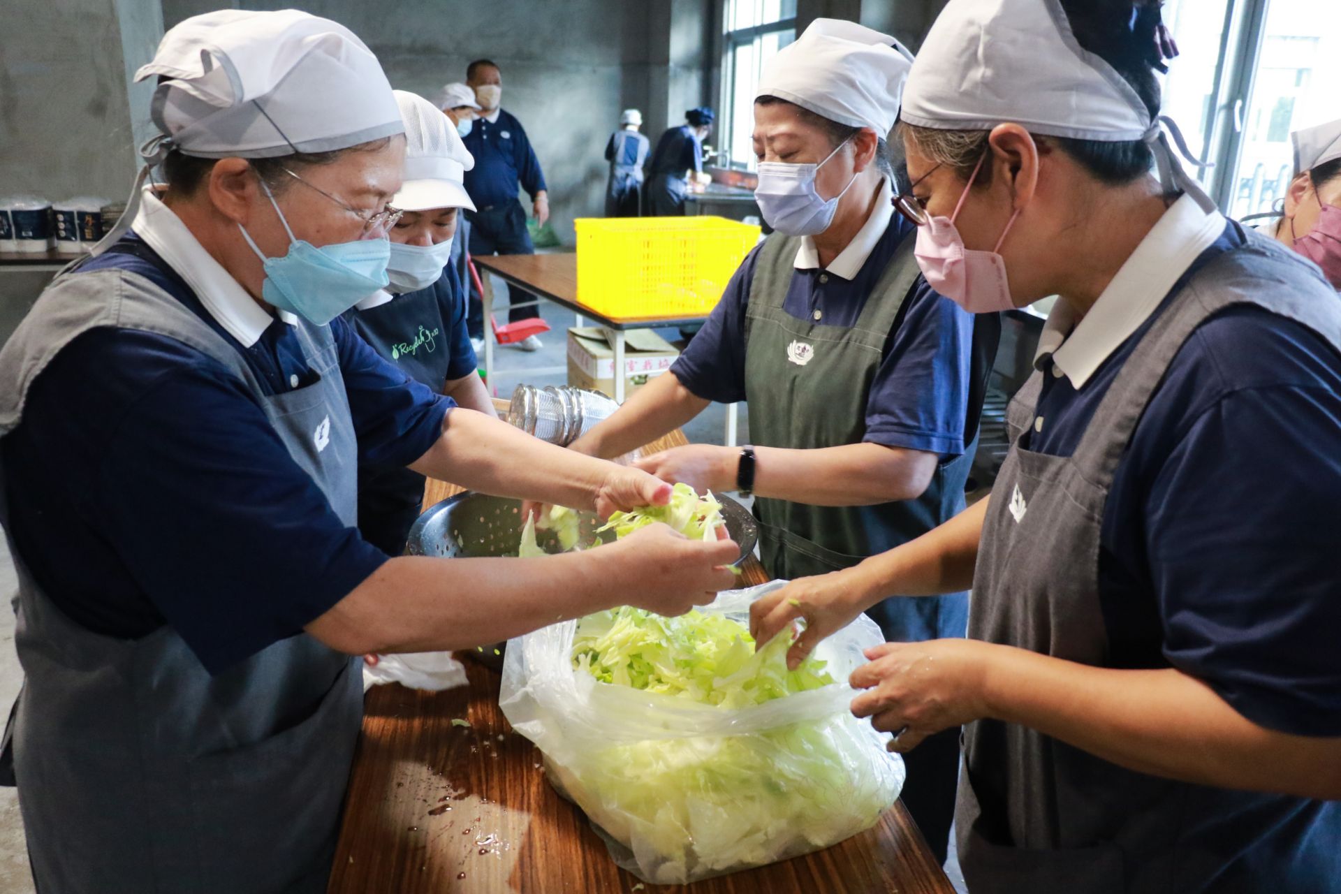 慈濟志工用心、用愛護持醫療團隊,為中午提供簡單麵做準備。