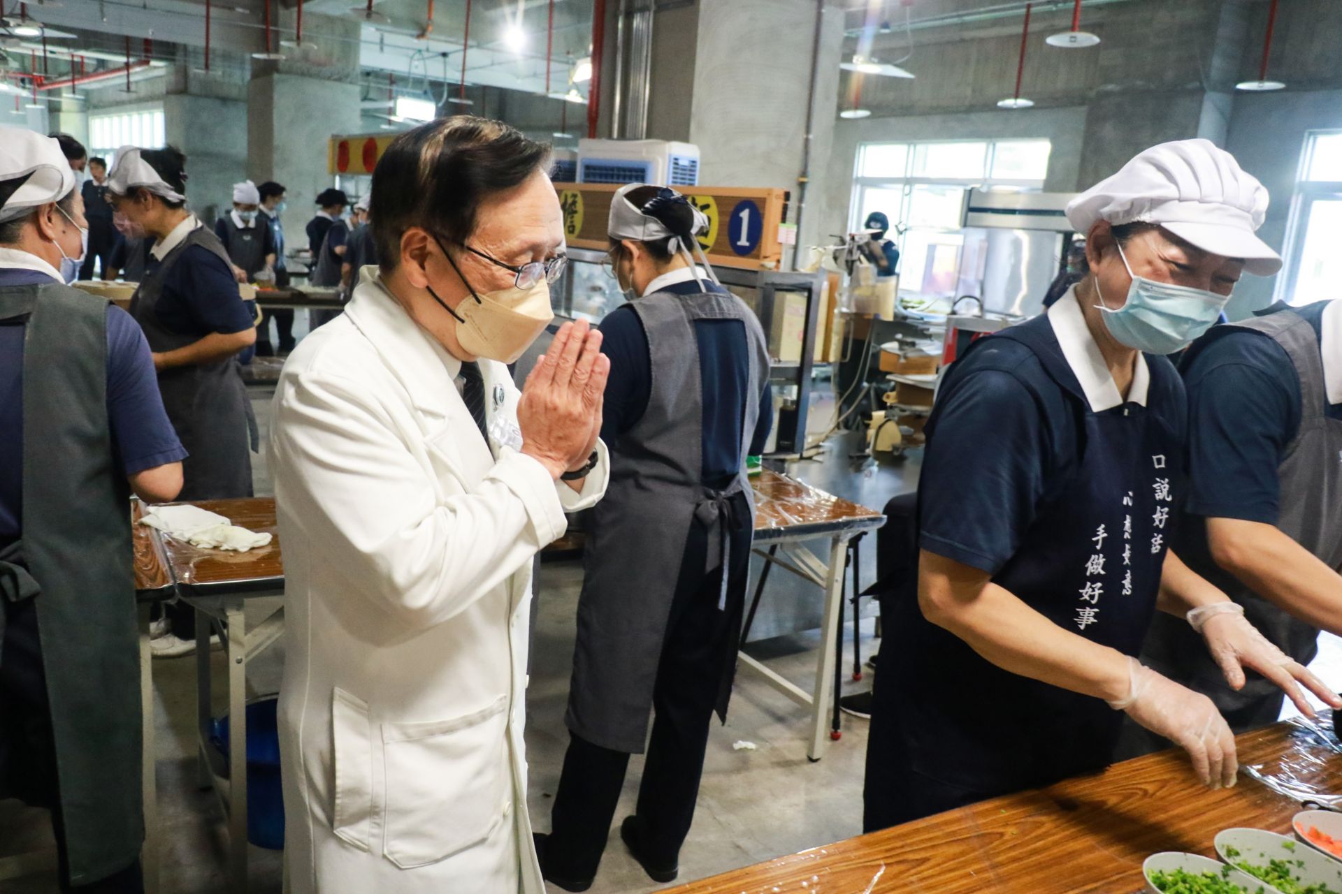 台中慈濟醫院院長簡守信(左)到場感恩社區志工的付出。