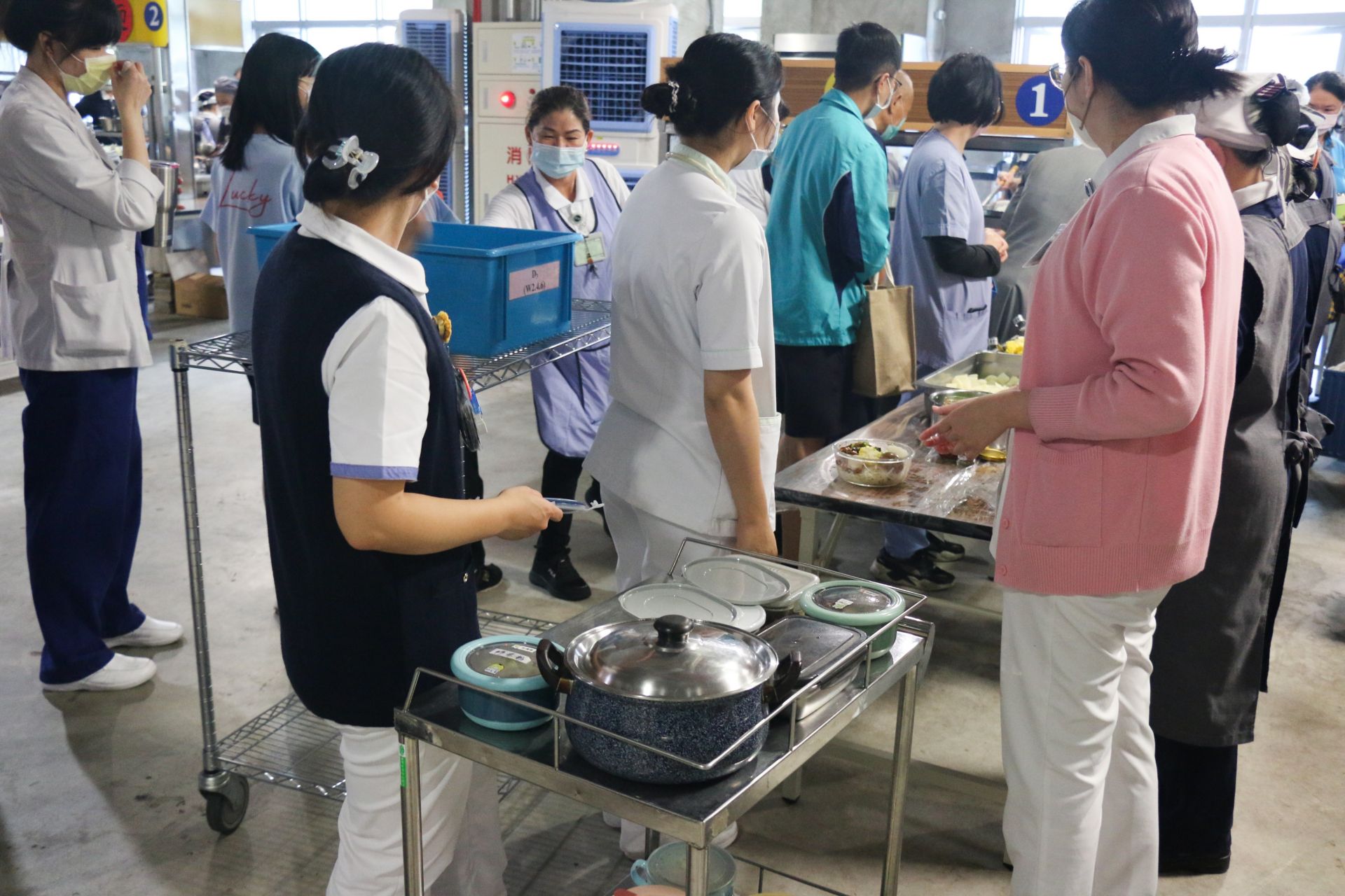 許多單位發揮同事愛,帶了鍋子推了推車幫無法前來的同仁打餐,將師兄姊的愛心包回單位。