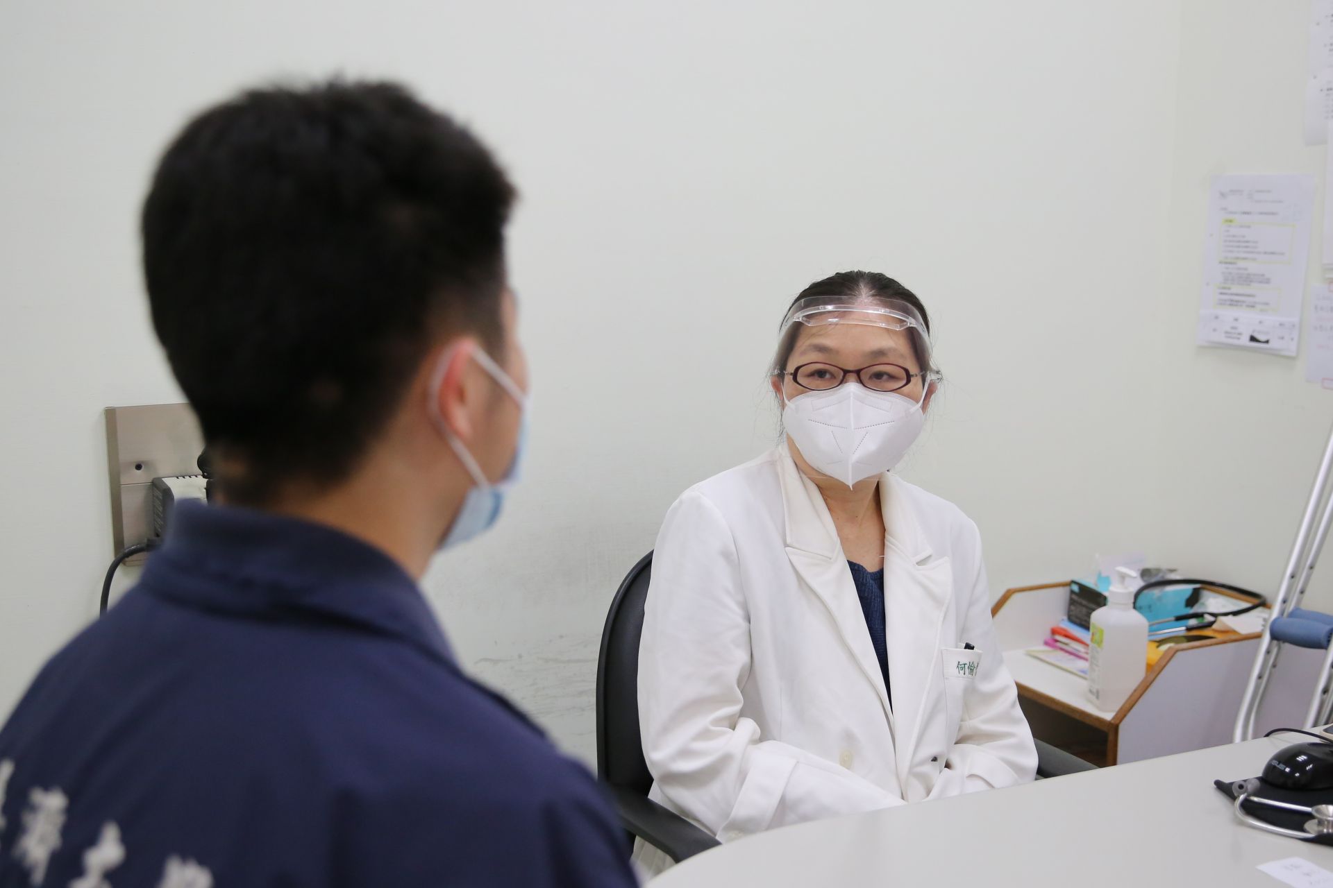 花蓮慈濟醫院感染科何愉懷醫師提醒民眾,請大家一定要勤洗手,落實手部衛生,並且隨身備好口罩,落實防疫維持身體健康,才能好好的享受愉快的假期。