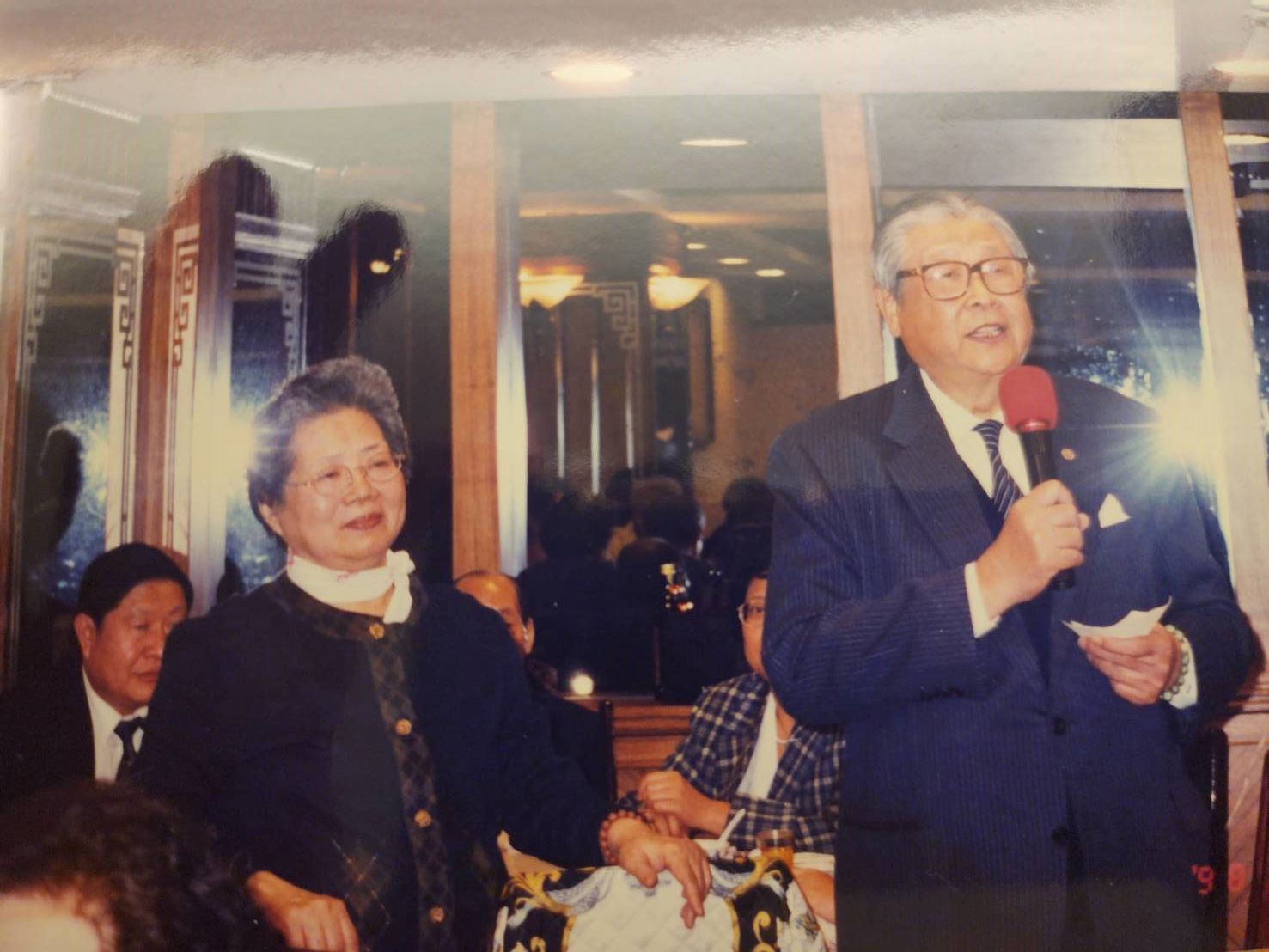 無語良師李吳英老師和先生李宗吉於1985年加入慈濟,積極參與慈濟義賣及賑災活動,李宗吉老師於2002年往生,家人遵照遺願捐贈大體,李吳英老師2024年2月95歲高齡往生,和李爺爺一樣成為無語良師