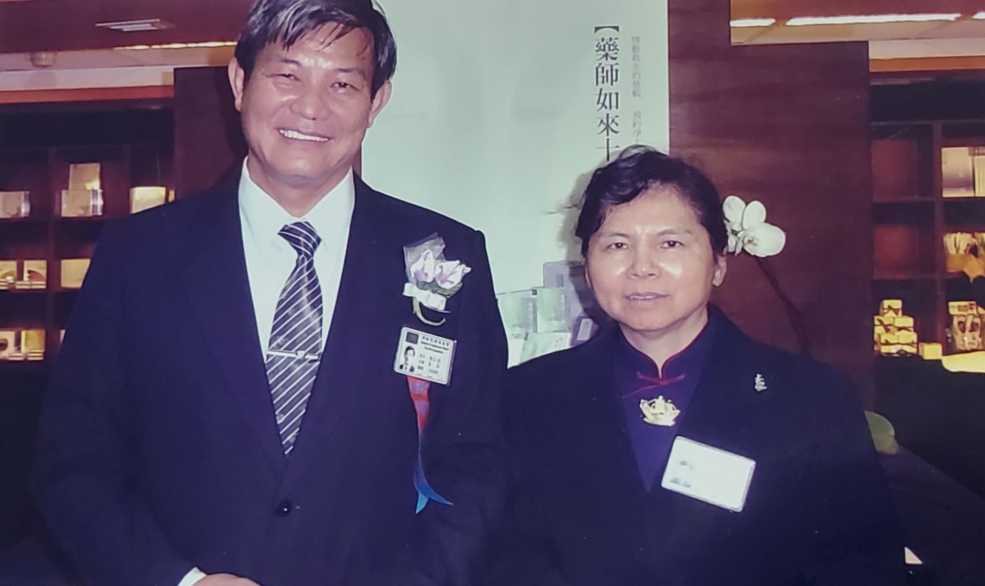 紀淑媛老師和先生李仁宗老師投入慈濟,還提供自家診所作為社區共修處,李仁宗醫師為103年慈大大體解剖學的無語良師。