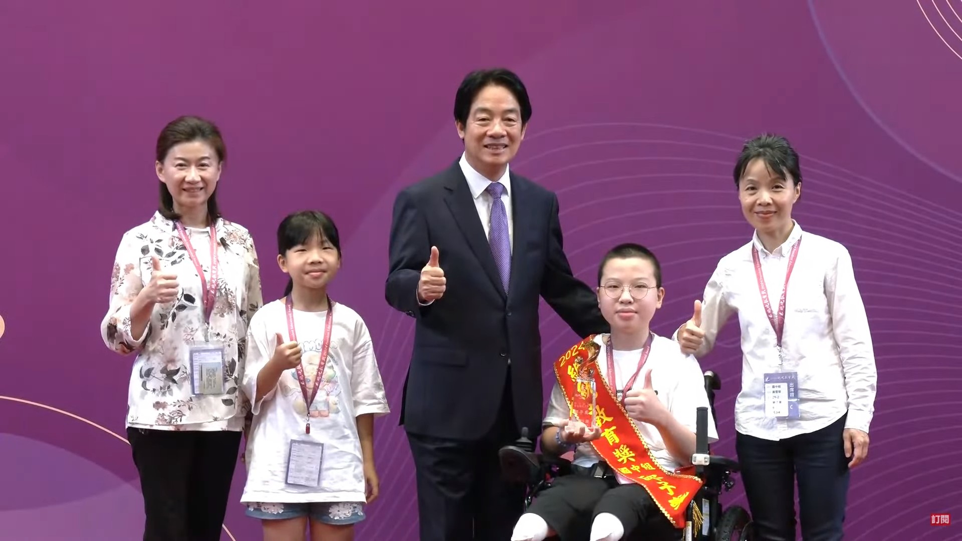 邱子彧就讀國中一年級時遭遇嚴重車禍,雙腿小腿截肢,她以順處逆、力爭上游的精神受到肯定。