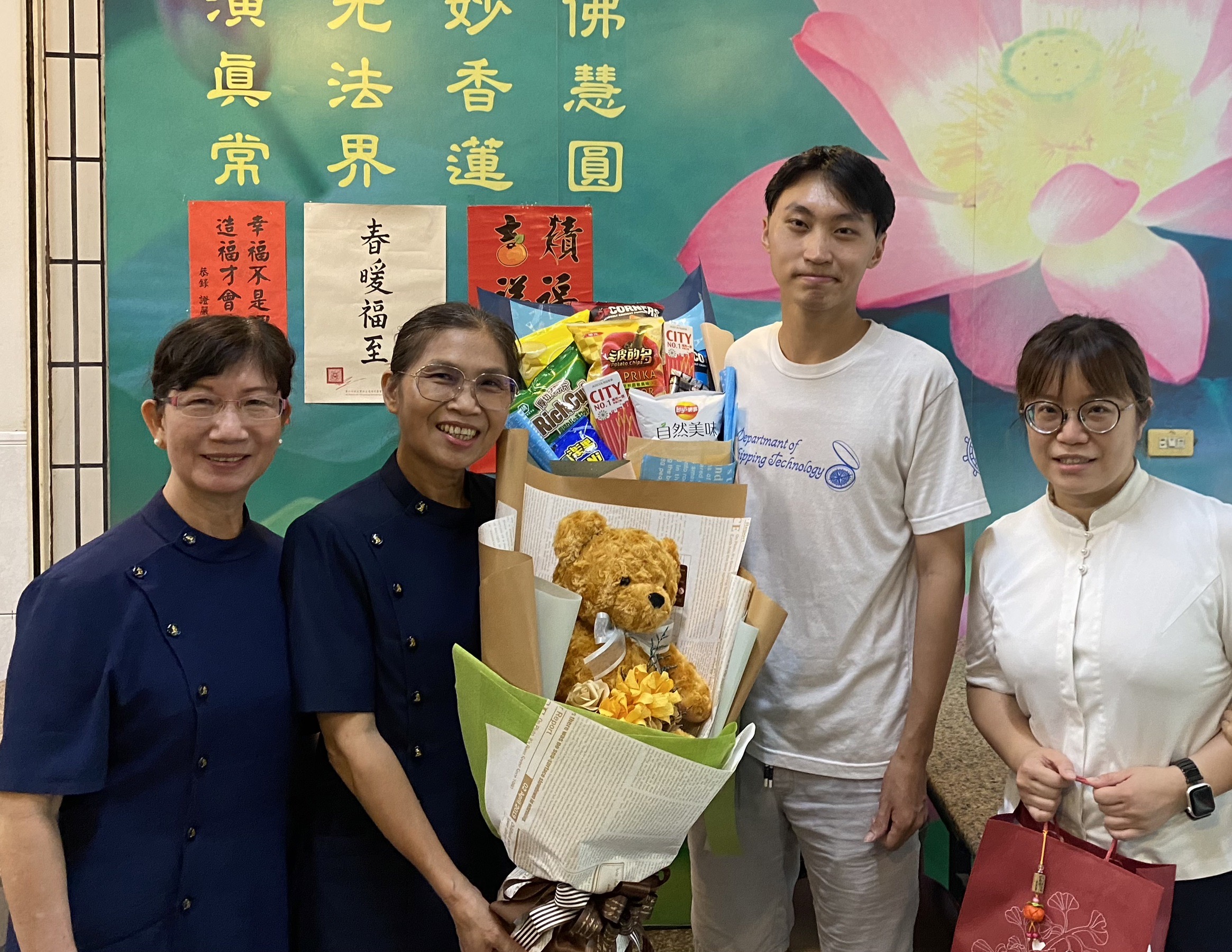 慈濟志工特地祝賀陳昱名獲獎。