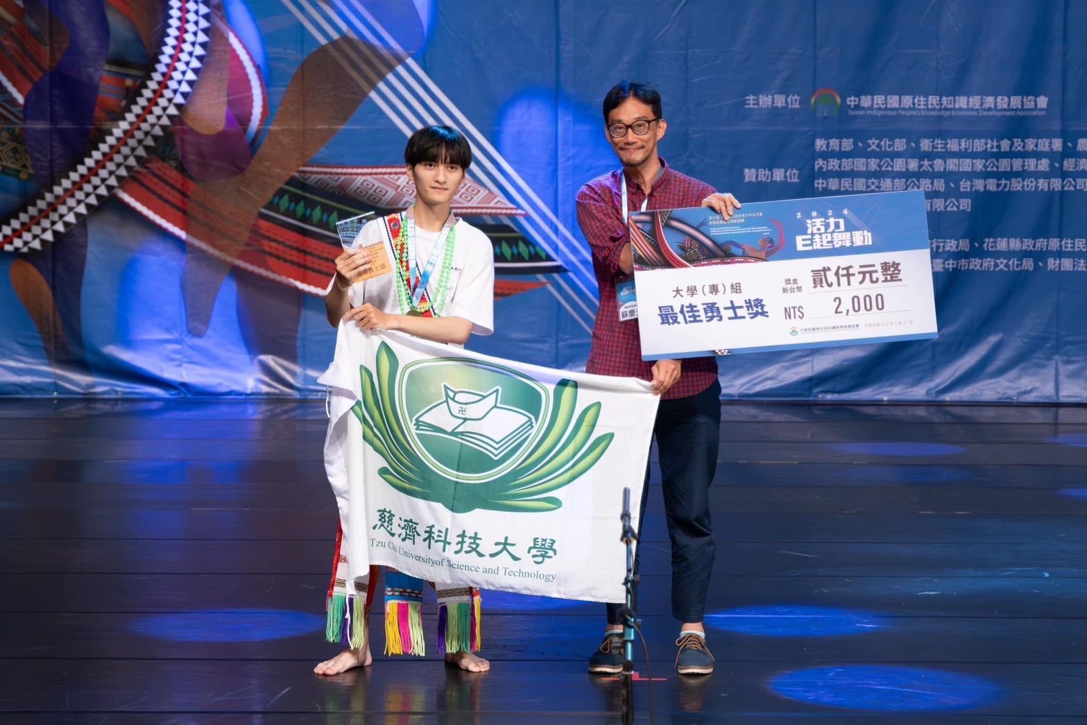 資訊科技與管理系一年級學生潘亮志(太魯閣族)拿下最佳勇士獎!