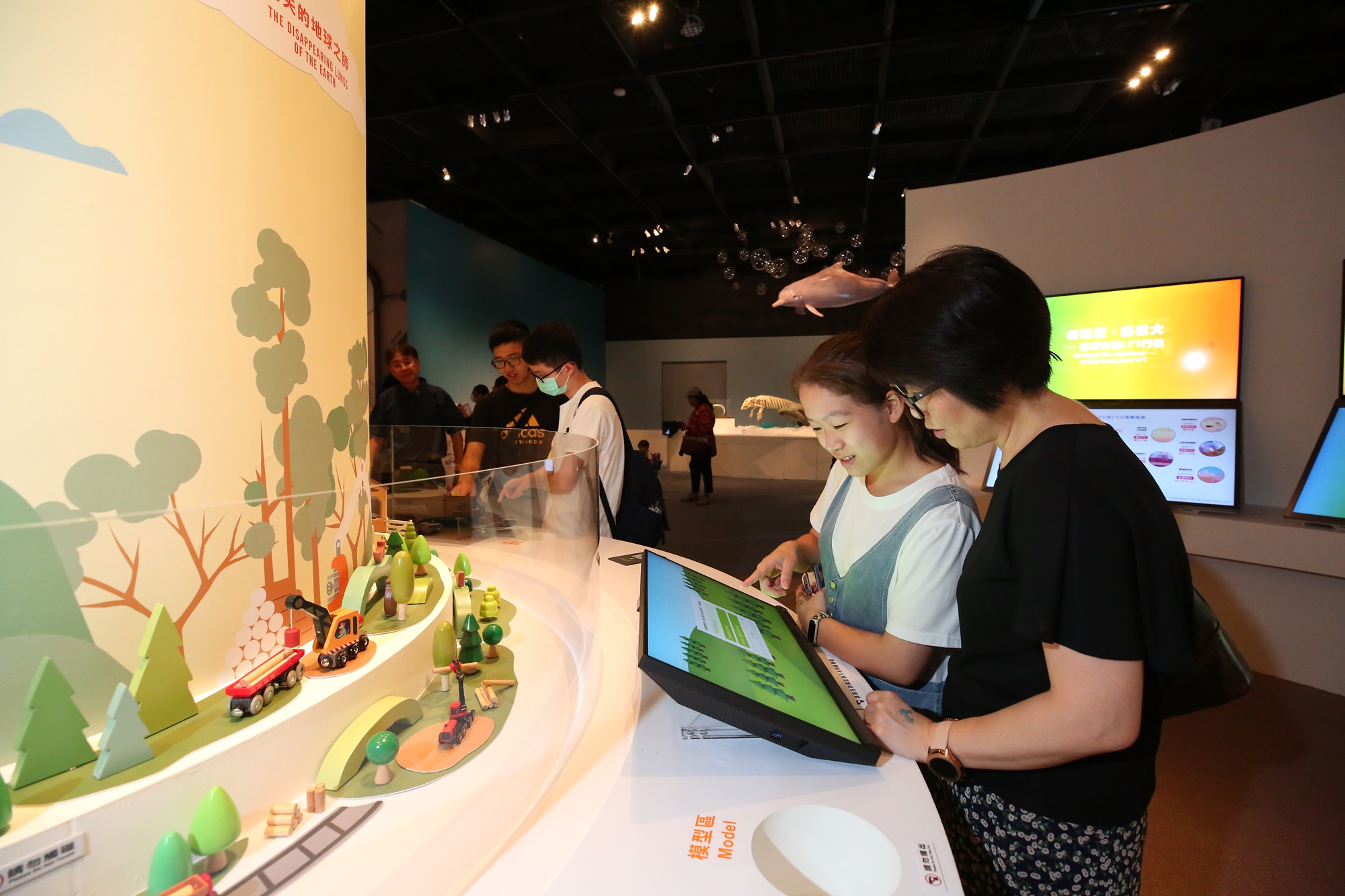 特展運用數位沉浸式多媒體,結合實體造景、展件、標本等,揭示氣候變遷背後的科學與危機衝擊。
