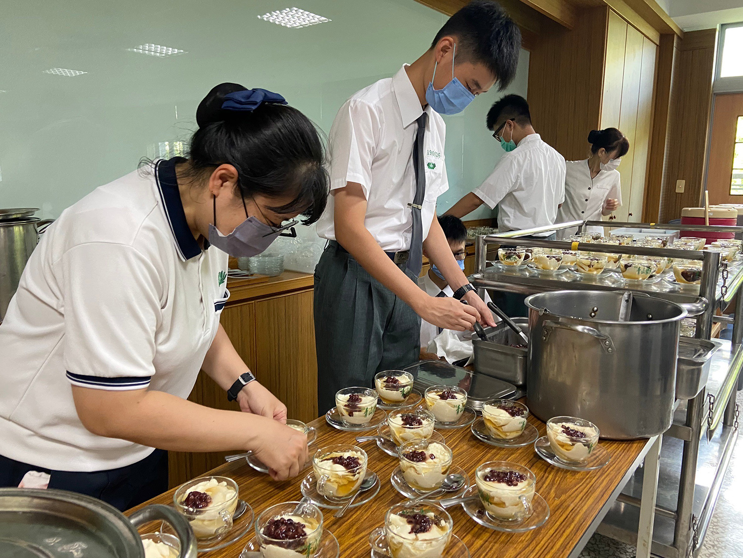 熱情款待!邀請越南師生品嘗臺灣國民點心──豆花。