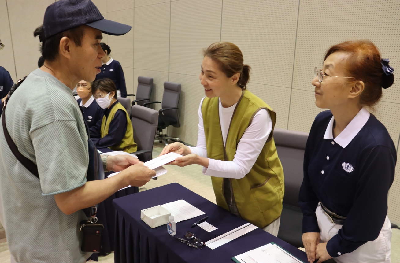 發放資格統一由日方地方政府造冊後，由慈濟的「發放組」志工核對後給予見舞金。